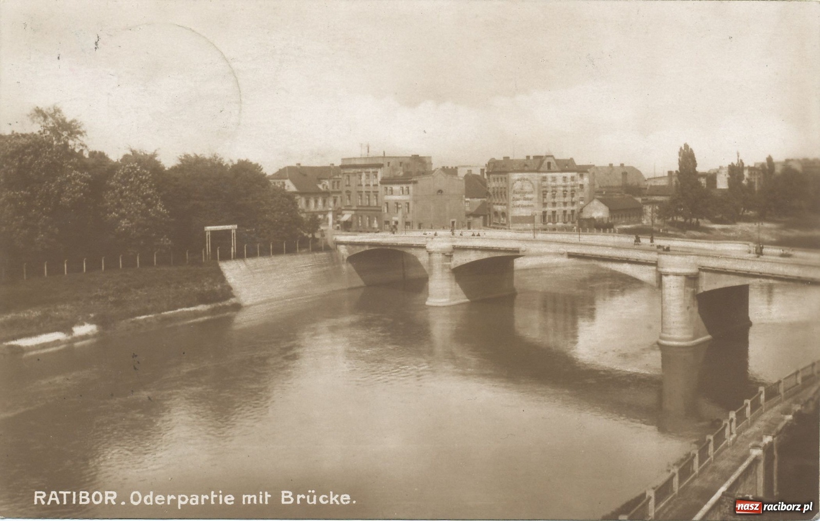 Zdjęcie w galerii na portalu naszraciborz.pl: Odra odsłania dno. Jakie skarby kryje rzeka? Czy znajdzie się tajemne przejście z zamku do klasztoru dominikanek? wiadomości z regionu