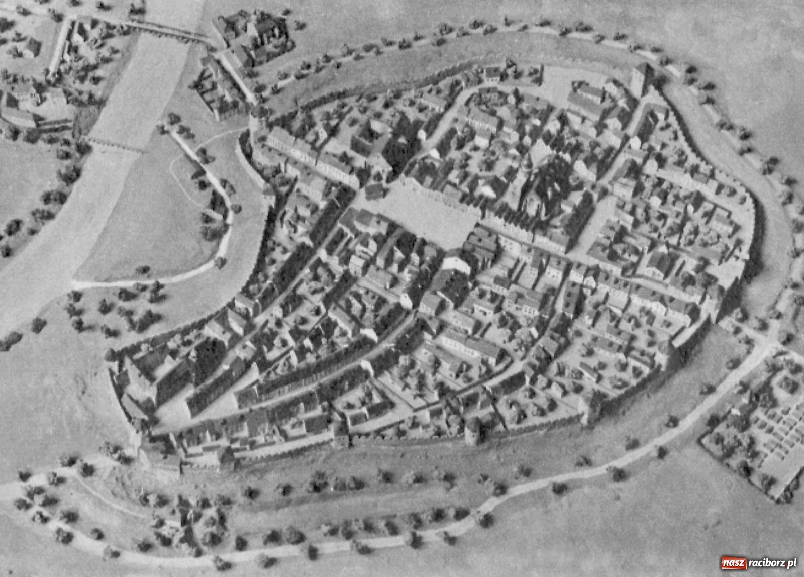 Zdjęcie w galerii na portalu naszraciborz.pl: Odra odsłania dno. Jakie skarby kryje rzeka? Czy znajdzie się tajemne przejście z zamku do klasztoru dominikanek? wiadomości z regionu