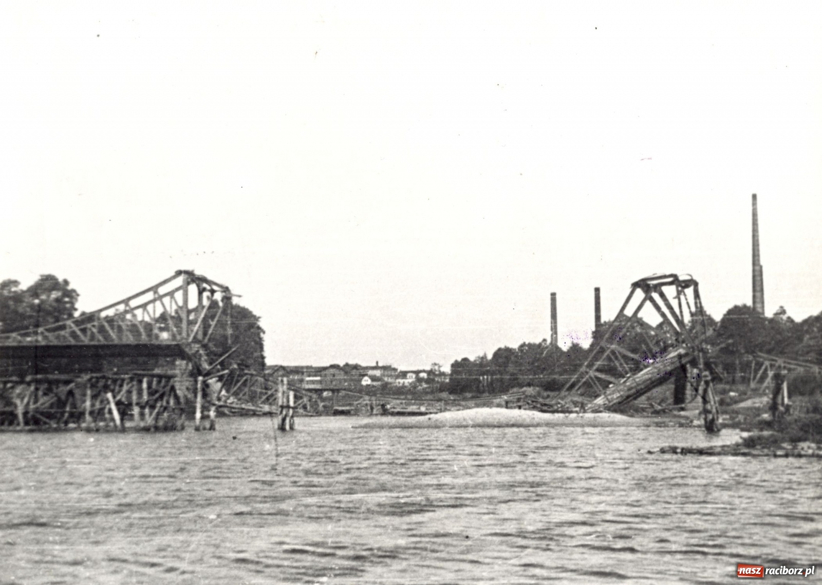 Zdjęcie w galerii na portalu naszraciborz.pl: Odra odsłania dno. Jakie skarby kryje rzeka? Czy znajdzie się tajemne przejście z zamku do klasztoru dominikanek? wiadomości z regionu