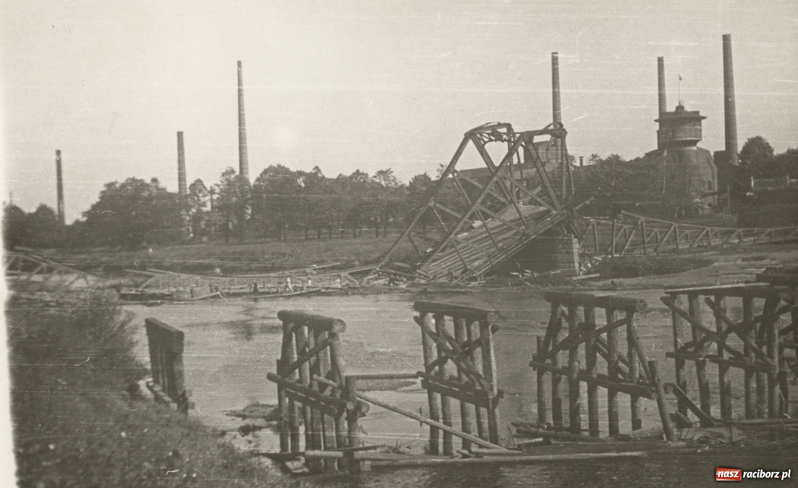 Zdjęcie w galerii na portalu naszraciborz.pl: Odra odsłania dno. Jakie skarby kryje rzeka? Czy znajdzie się tajemne przejście z zamku do klasztoru dominikanek? wiadomości z regionu