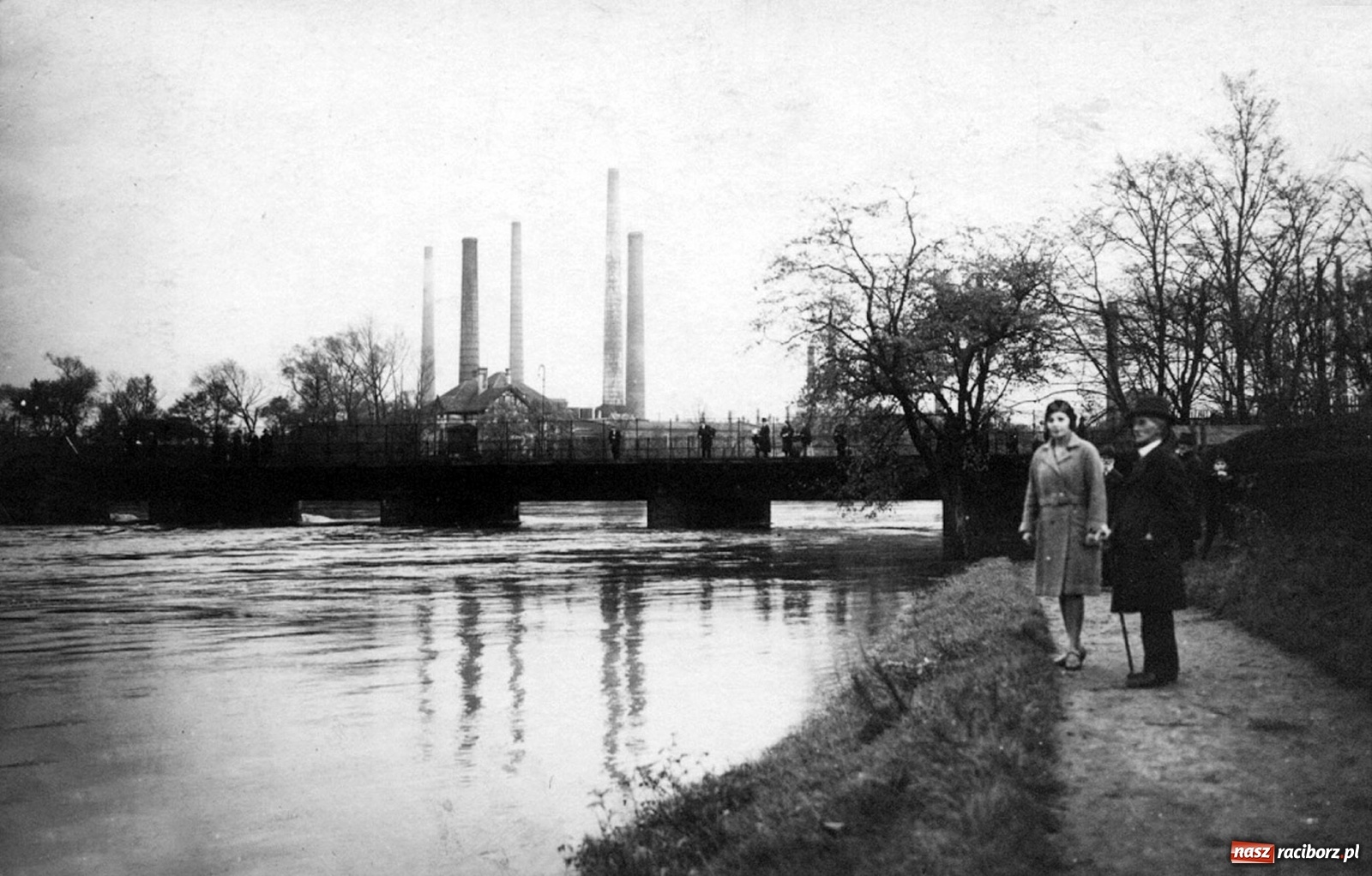 Zdjęcie w galerii na portalu naszraciborz.pl: Odra odsłania dno. Jakie skarby kryje rzeka? Czy znajdzie się tajemne przejście z zamku do klasztoru dominikanek? wiadomości z regionu