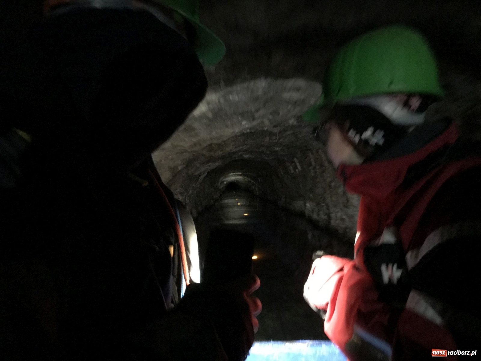 Zdjęcie w galerii na portalu naszraciborz.pl: Odra odsłania dno. Jakie skarby kryje rzeka? Czy znajdzie się tajemne przejście z zamku do klasztoru dominikanek? wiadomości z regionu