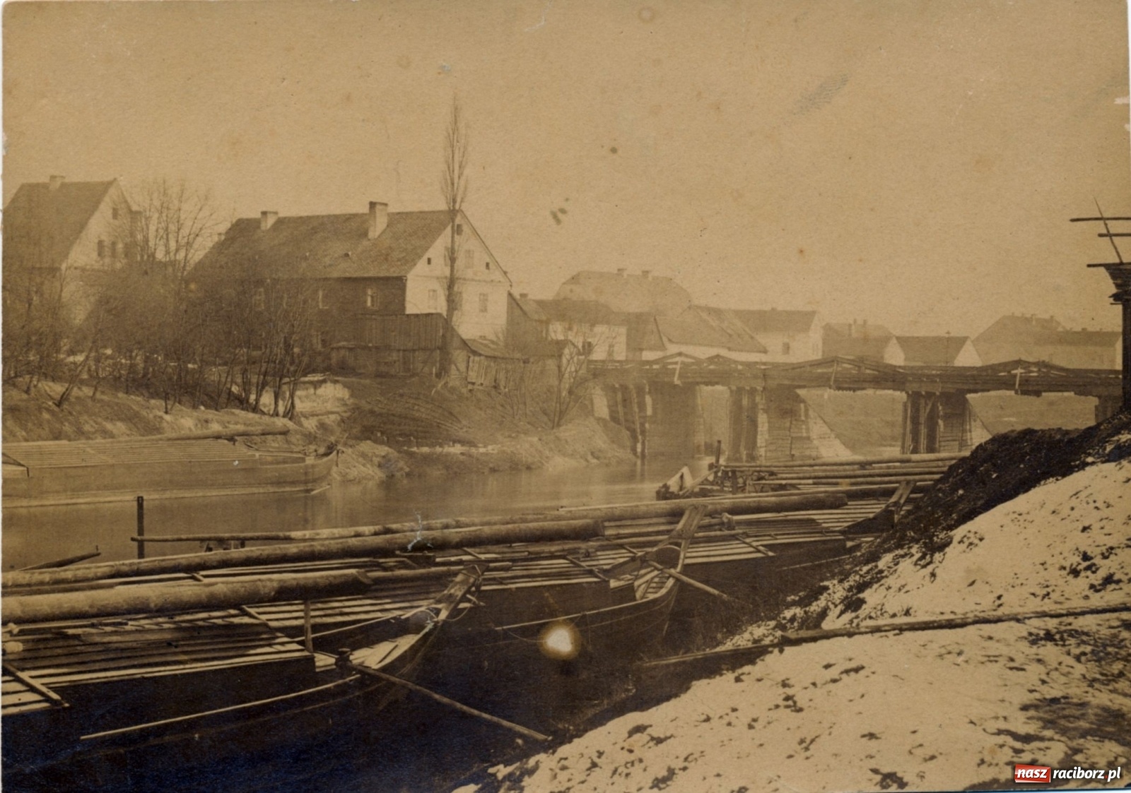 Zdjęcie w galerii na portalu naszraciborz.pl: Odra odsłania dno. Jakie skarby kryje rzeka? Czy znajdzie się tajemne przejście z zamku do klasztoru dominikanek? wiadomości z regionu