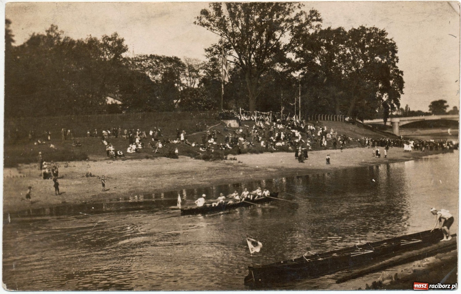 Zdjęcie w galerii na portalu naszraciborz.pl: Odra odsłania dno. Jakie skarby kryje rzeka? Czy znajdzie się tajemne przejście z zamku do klasztoru dominikanek? wiadomości z regionu