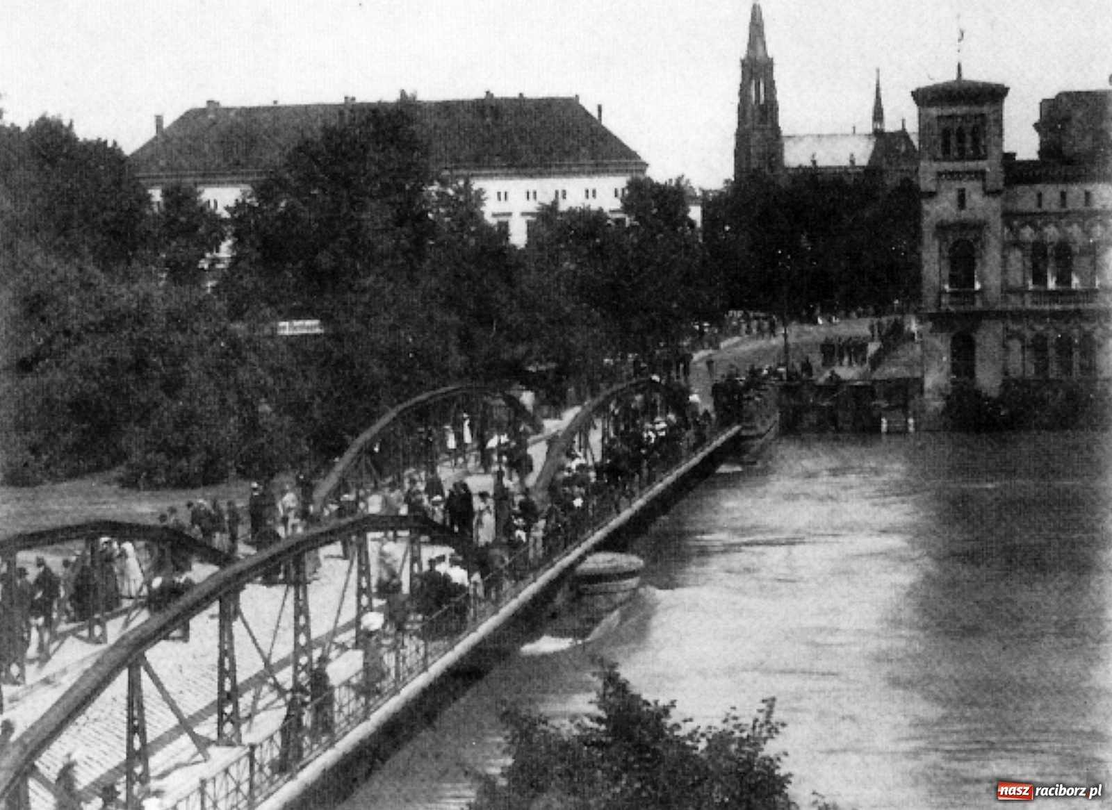 Zdjęcie w galerii na portalu naszraciborz.pl: Odra odsłania dno. Jakie skarby kryje rzeka? Czy znajdzie się tajemne przejście z zamku do klasztoru dominikanek? wiadomości z regionu
