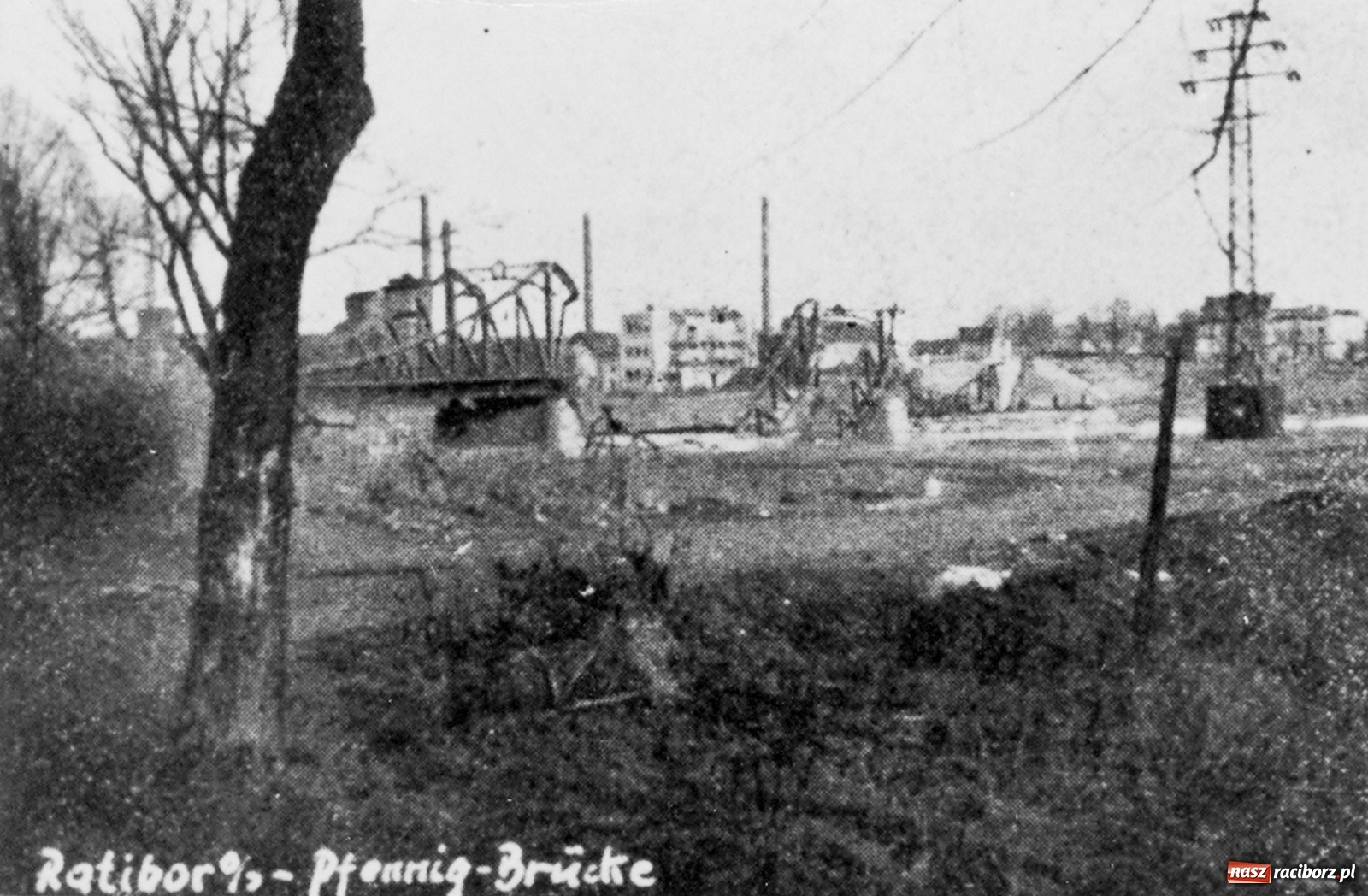 Zdjęcie w galerii na portalu naszraciborz.pl: Odra odsłania dno. Jakie skarby kryje rzeka? Czy znajdzie się tajemne przejście z zamku do klasztoru dominikanek? wiadomości z regionu