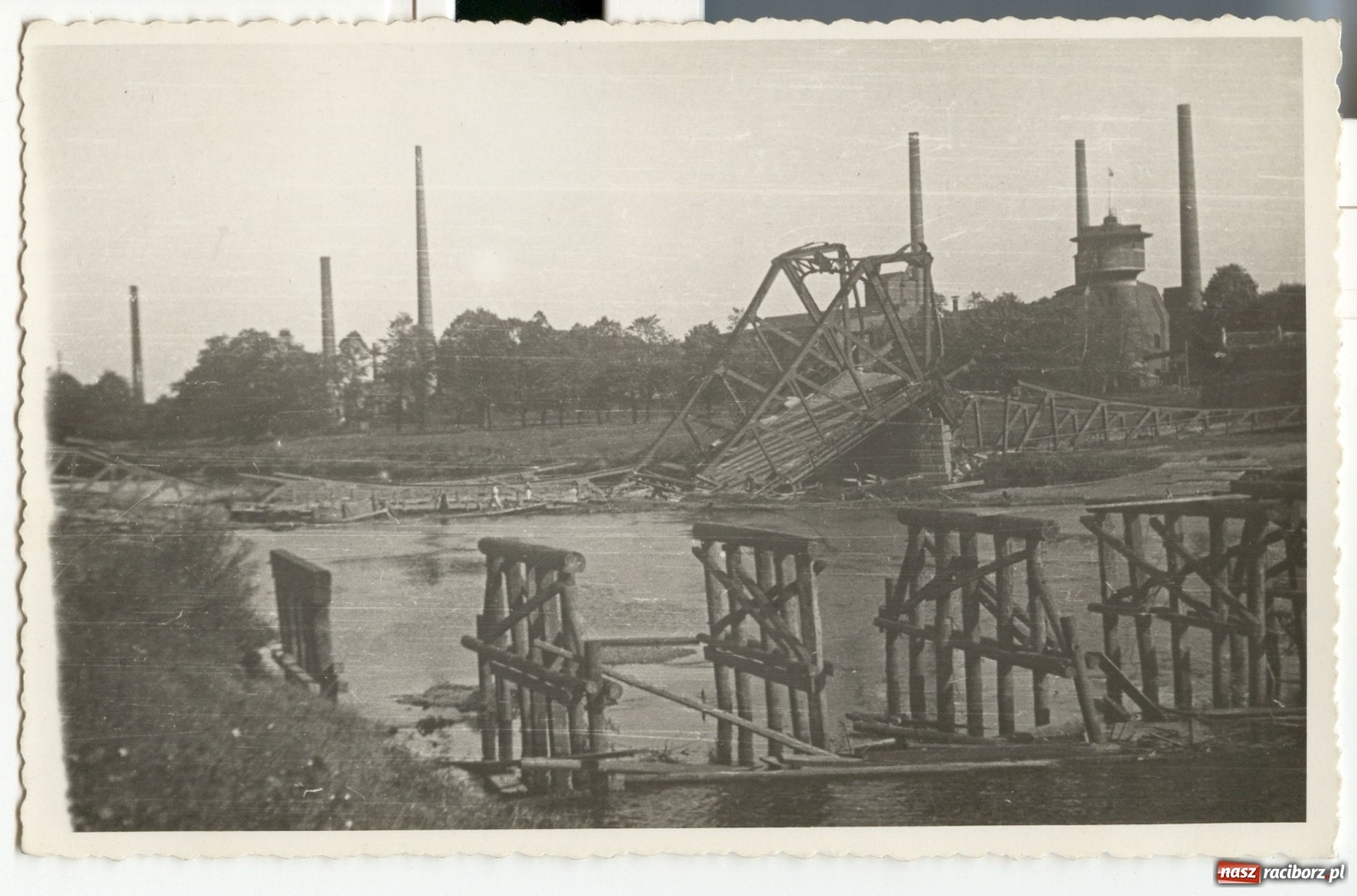 Zdjęcie w galerii na portalu naszraciborz.pl: Odra odsłania dno. Jakie skarby kryje rzeka? Czy znajdzie się tajemne przejście z zamku do klasztoru dominikanek? wiadomości z regionu