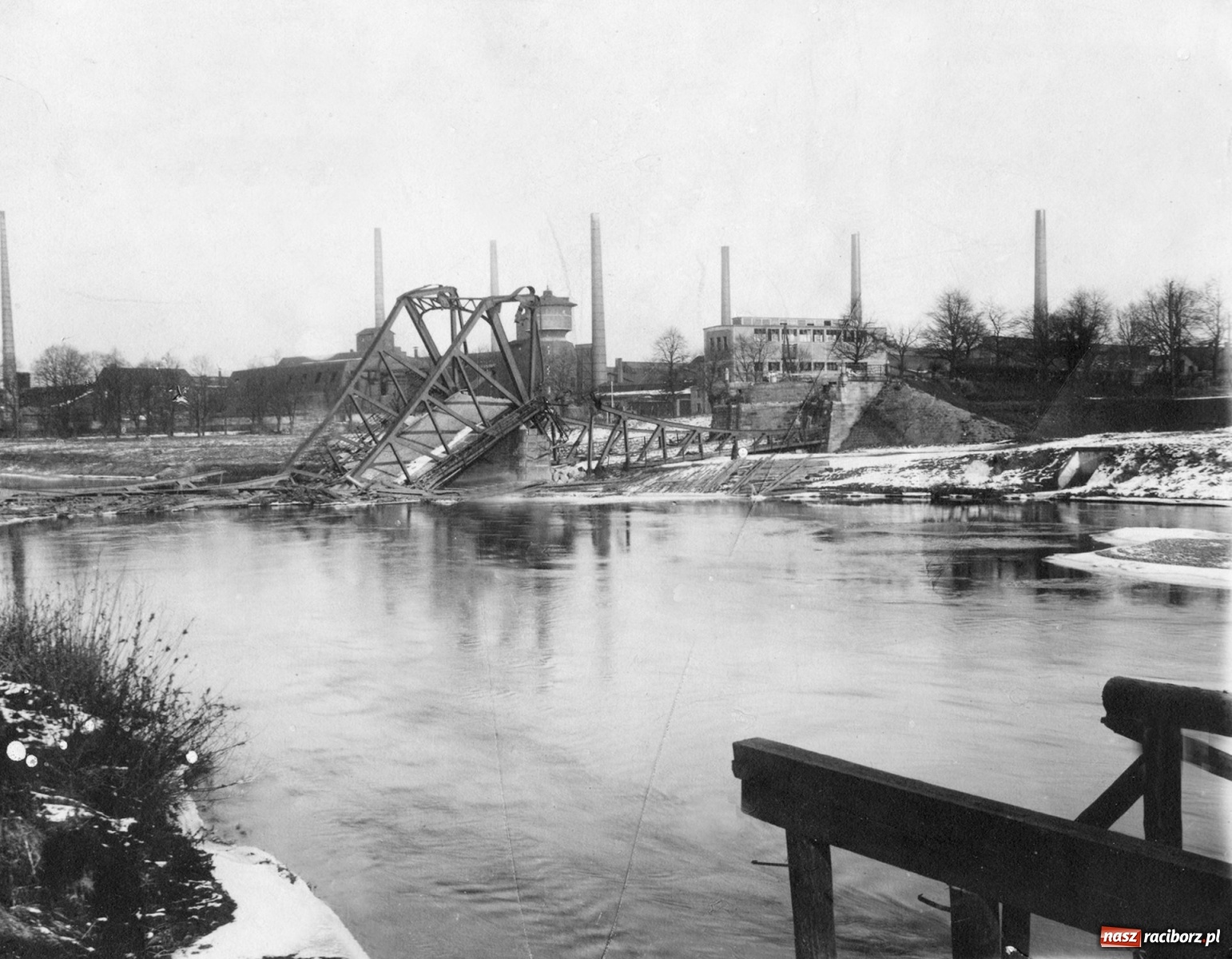 Zdjęcie w galerii na portalu naszraciborz.pl: Odra odsłania dno. Jakie skarby kryje rzeka? Czy znajdzie się tajemne przejście z zamku do klasztoru dominikanek? wiadomości z regionu