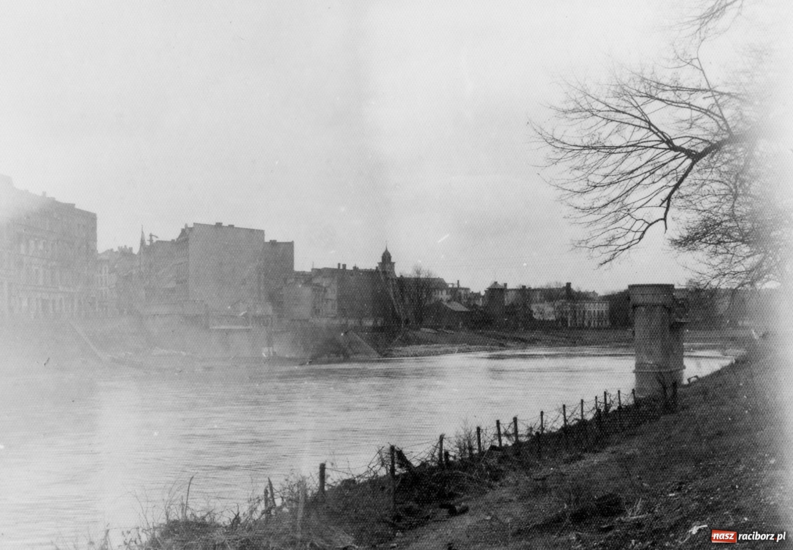 Zdjęcie w galerii na portalu naszraciborz.pl: Odra odsłania dno. Jakie skarby kryje rzeka? Czy znajdzie się tajemne przejście z zamku do klasztoru dominikanek? wiadomości z regionu