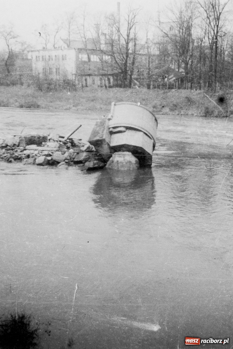 Zdjęcie w galerii na portalu naszraciborz.pl: Odra odsłania dno. Jakie skarby kryje rzeka? Czy znajdzie się tajemne przejście z zamku do klasztoru dominikanek? wiadomości z regionu