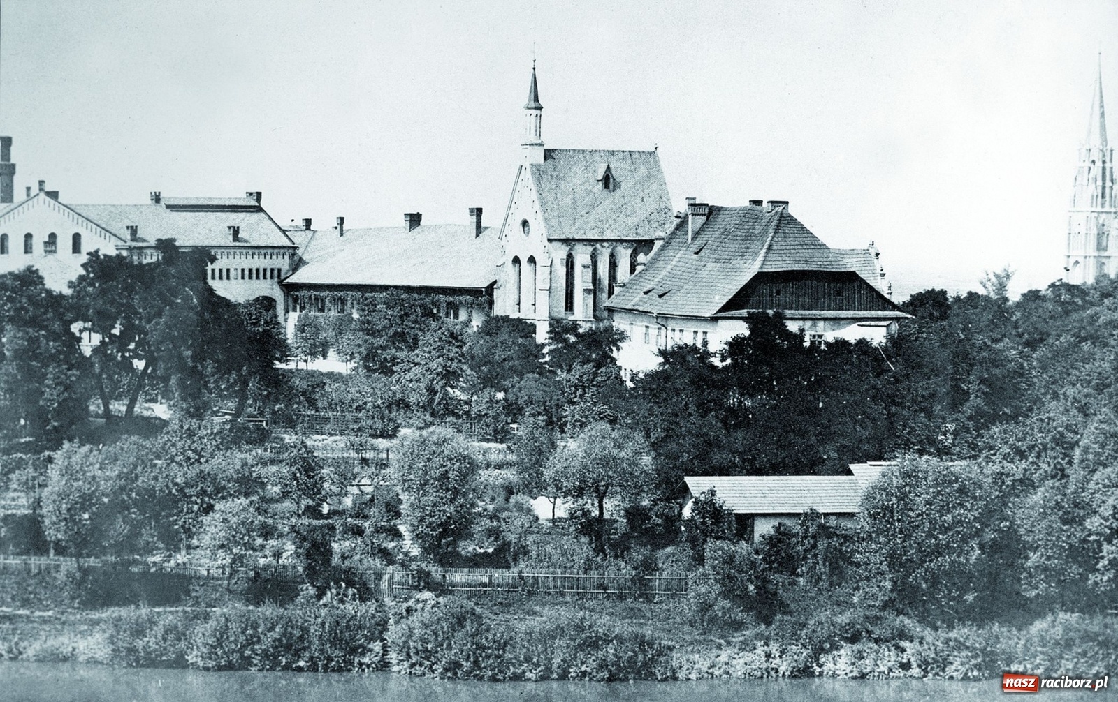 Zdjęcie w galerii na portalu naszraciborz.pl: Odra odsłania dno. Jakie skarby kryje rzeka? Czy znajdzie się tajemne przejście z zamku do klasztoru dominikanek? wiadomości z regionu