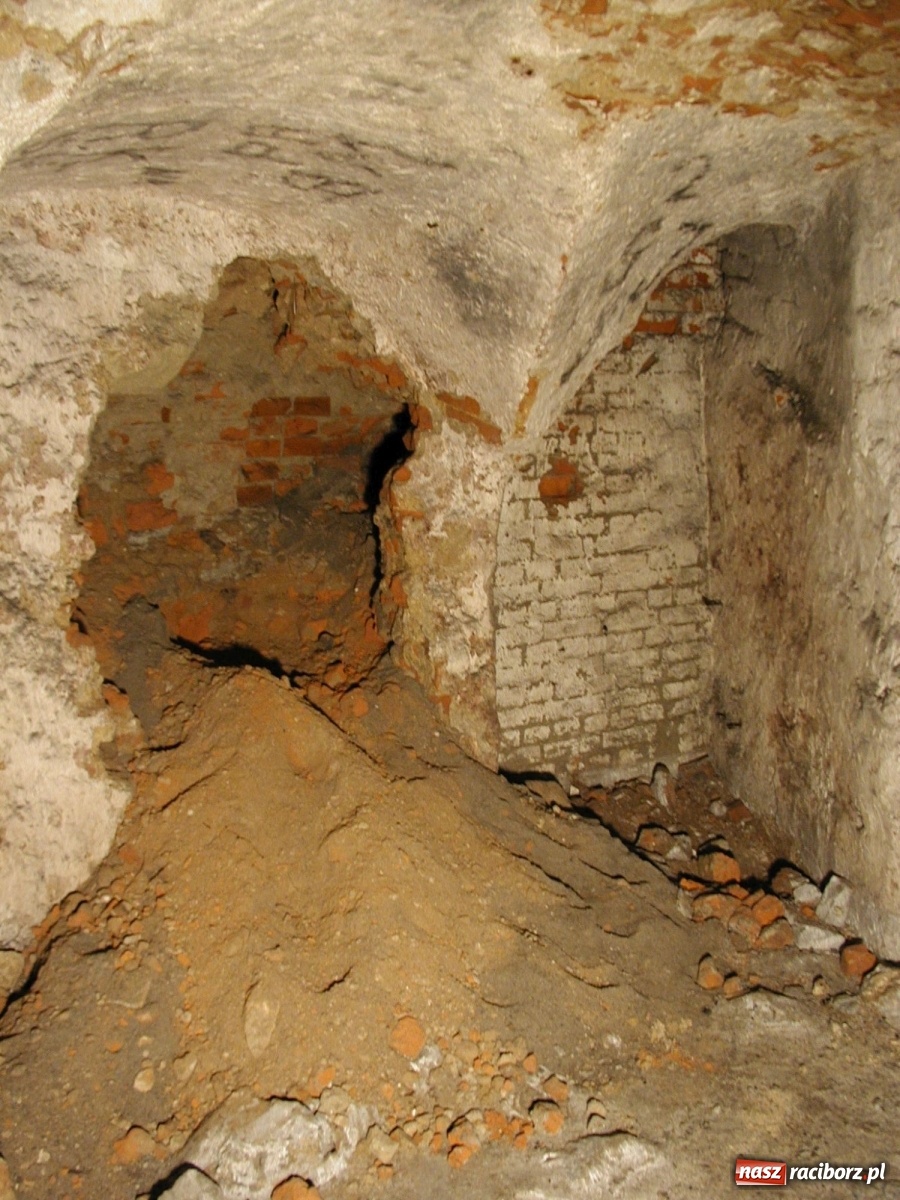 Zdjęcie w galerii na portalu naszraciborz.pl: Odra odsłania dno. Jakie skarby kryje rzeka? Czy znajdzie się tajemne przejście z zamku do klasztoru dominikanek? wiadomości z regionu