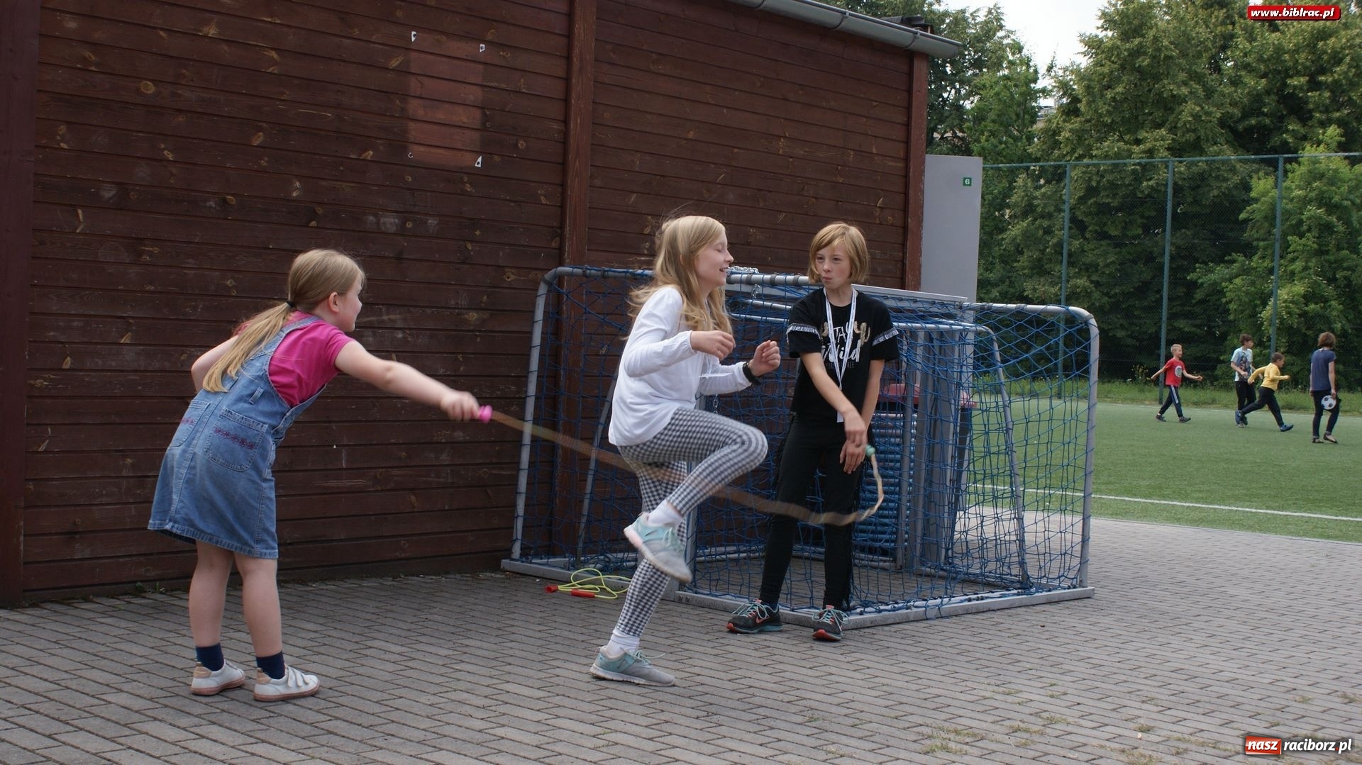 Zdjęcie w galerii na portalu naszraciborz.pl: Lato z biblioteką. Rekordowe spotkanie z magią przy Kasprowicza [FOTO] wiadomości z regionu