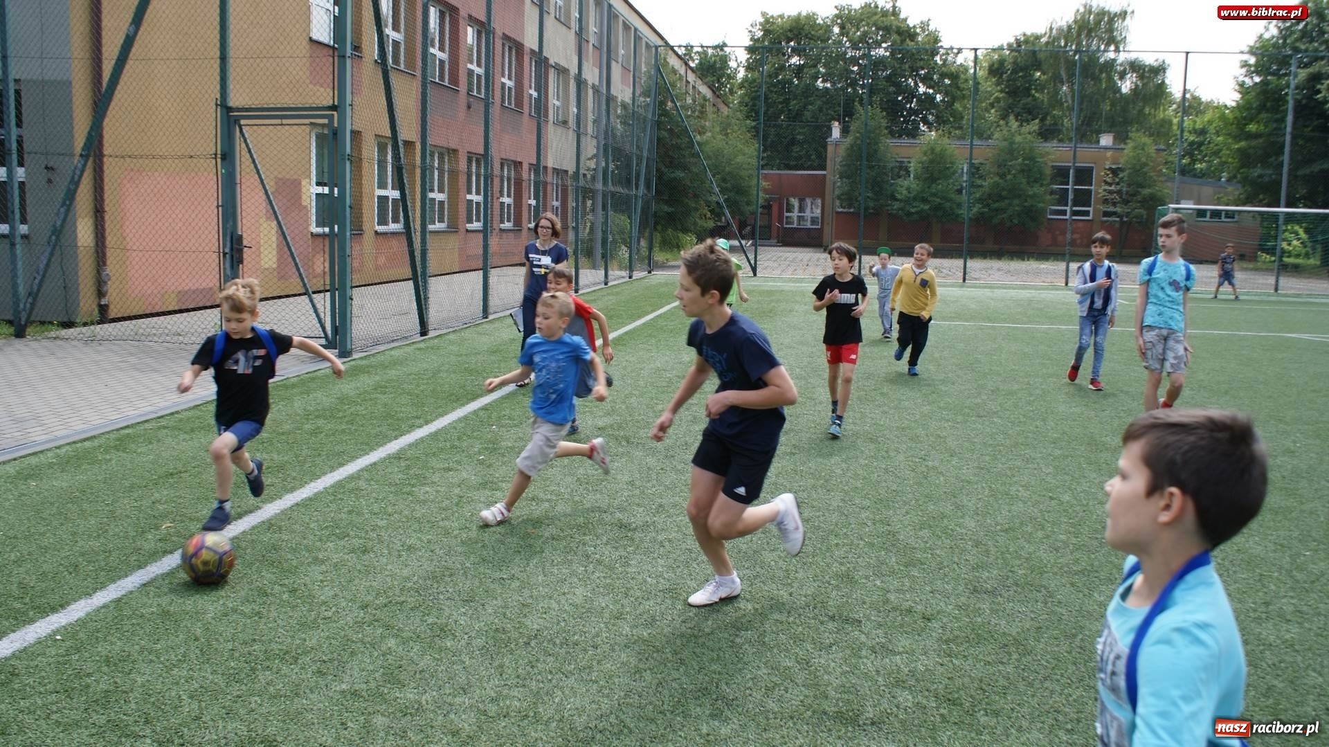 Zdjęcie w galerii na portalu naszraciborz.pl: Lato z biblioteką. Rekordowe spotkanie z magią przy Kasprowicza [FOTO] wiadomości z regionu
