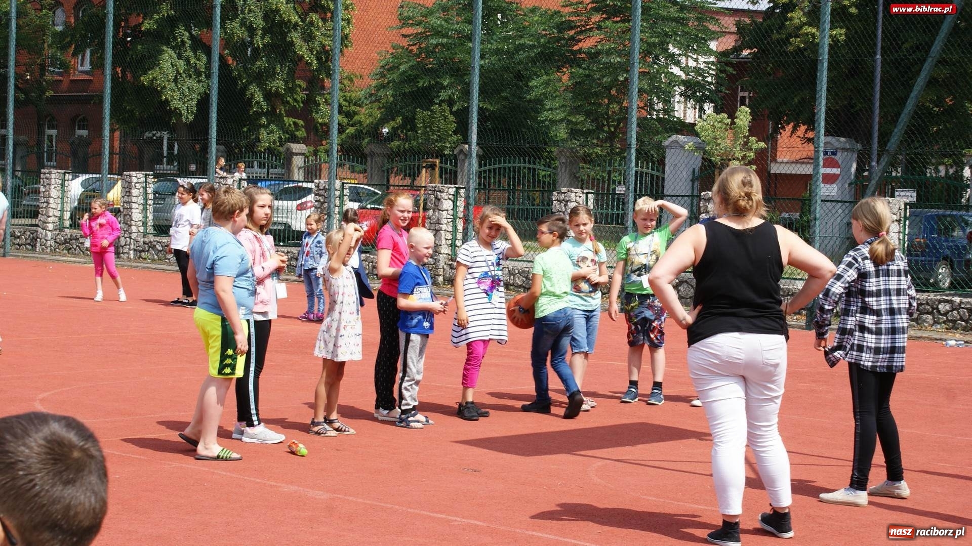 Zdjęcie w galerii na portalu naszraciborz.pl: Lato z biblioteką. Rekordowe spotkanie z magią przy Kasprowicza [FOTO] wiadomości z regionu