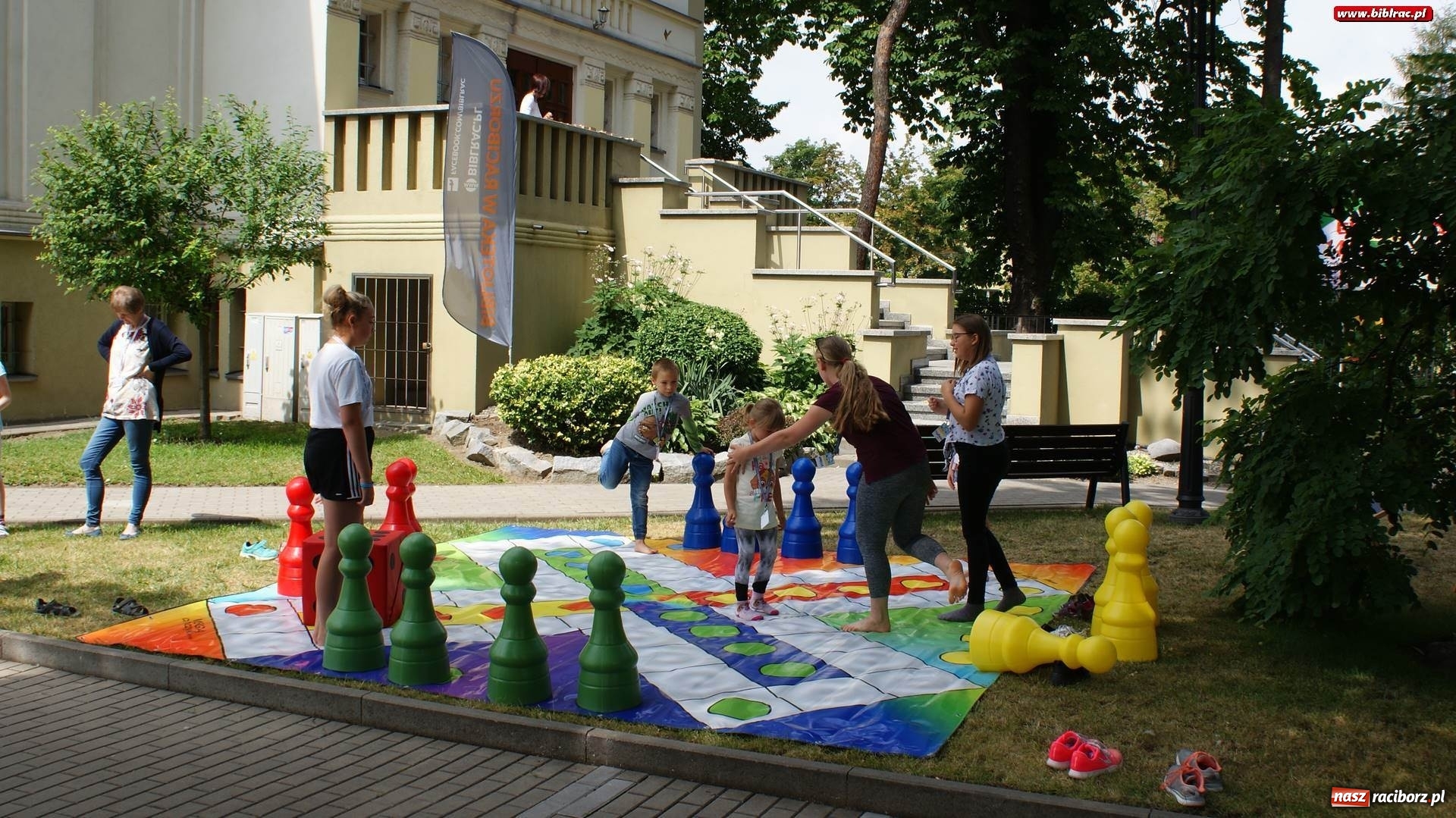 Zdjęcie w galerii na portalu naszraciborz.pl: Lato z biblioteką. Rekordowe spotkanie z magią przy Kasprowicza [FOTO] wiadomości z regionu