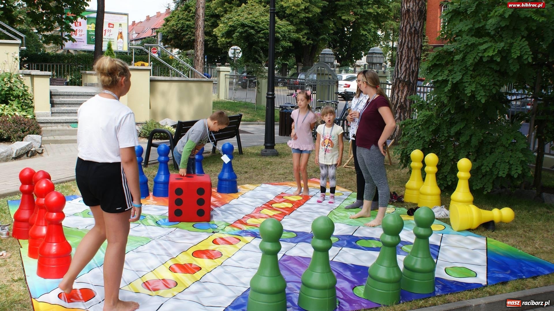 Zdjęcie w galerii na portalu naszraciborz.pl: Lato z biblioteką. Rekordowe spotkanie z magią przy Kasprowicza [FOTO] wiadomości z regionu