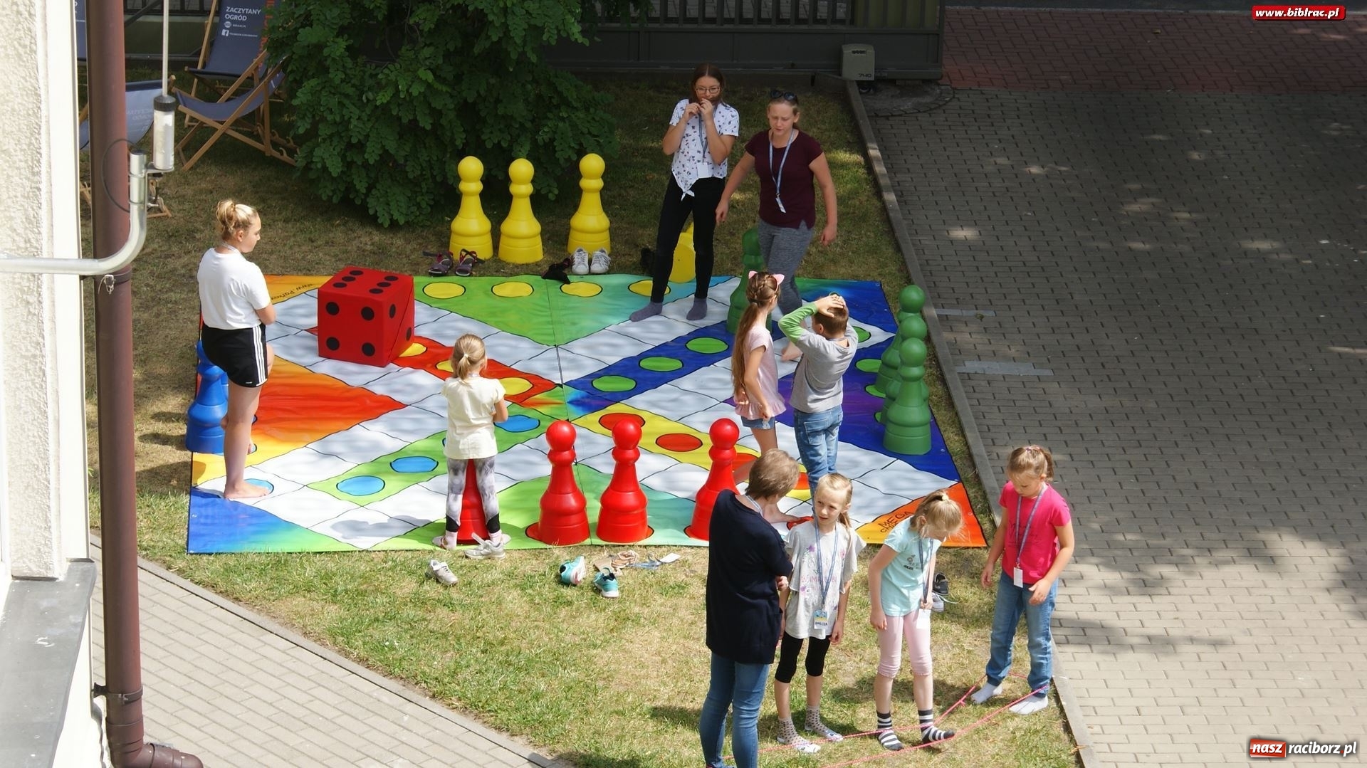 Zdjęcie w galerii na portalu naszraciborz.pl: Lato z biblioteką. Rekordowe spotkanie z magią przy Kasprowicza [FOTO] wiadomości z regionu