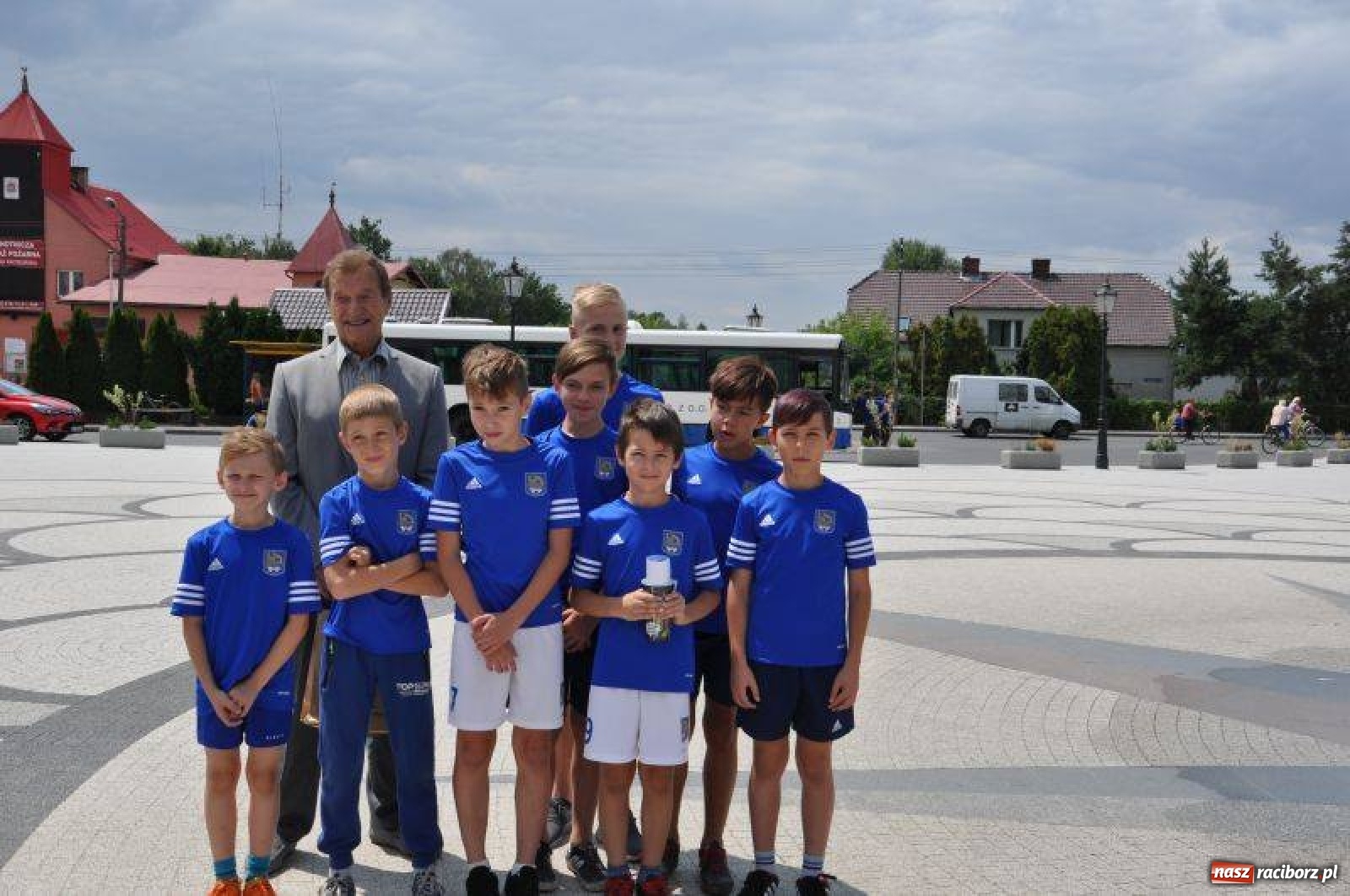 Zdjęcie w galerii na portalu naszraciborz.pl: Kuźnia z trójkolorowymi. Legenda Górnika Zabrze na Placu Zwycięstwa  wiadomości z regionu