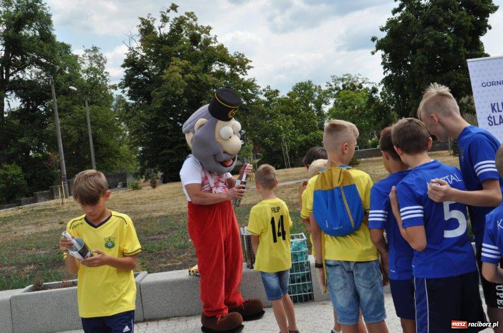 Zdjęcie w galerii na portalu naszraciborz.pl: Kuźnia z trójkolorowymi. Legenda Górnika Zabrze na Placu Zwycięstwa  wiadomości z regionu