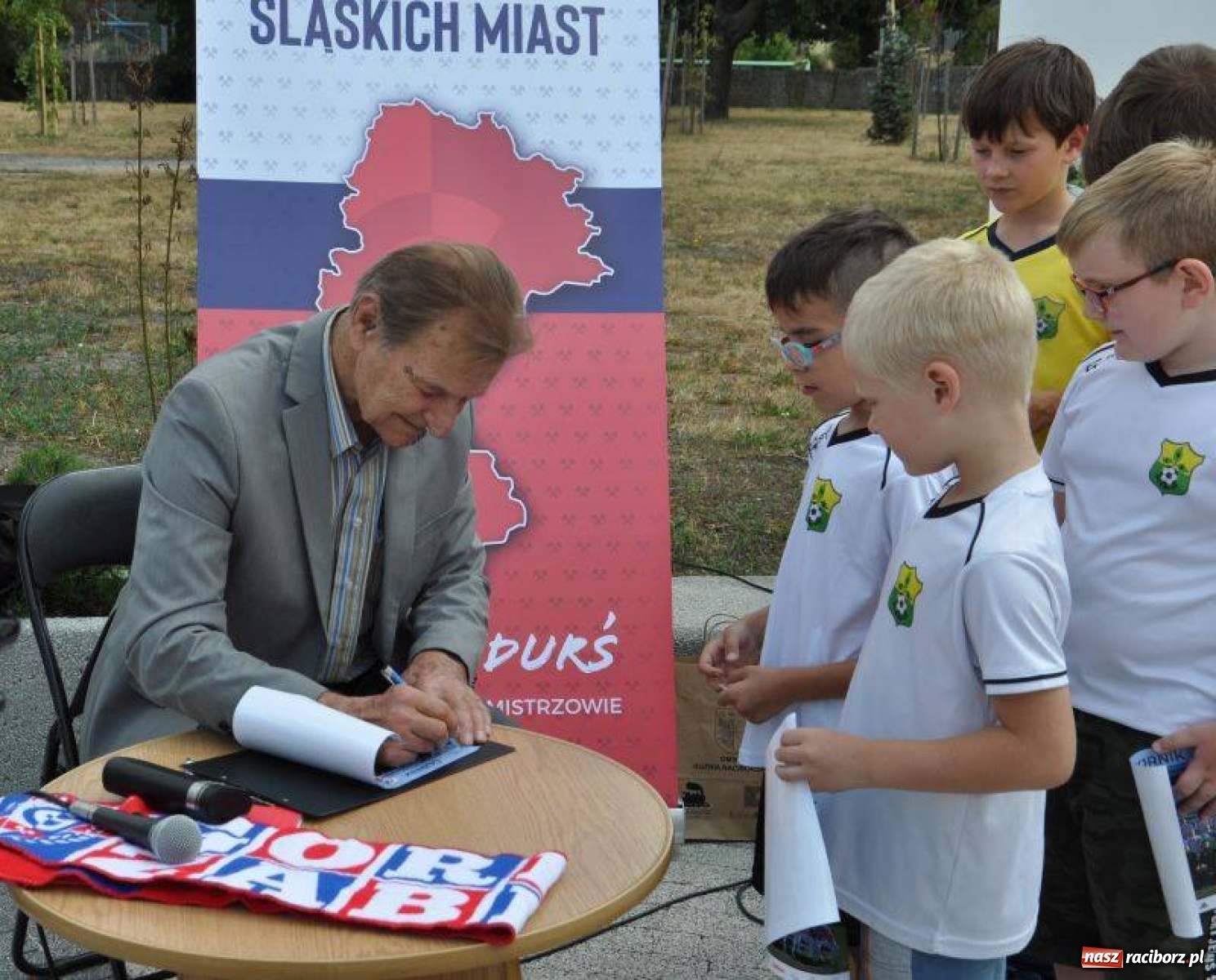 Zdjęcie w galerii na portalu naszraciborz.pl: Kuźnia z trójkolorowymi. Legenda Górnika Zabrze na Placu Zwycięstwa  wiadomości z regionu
