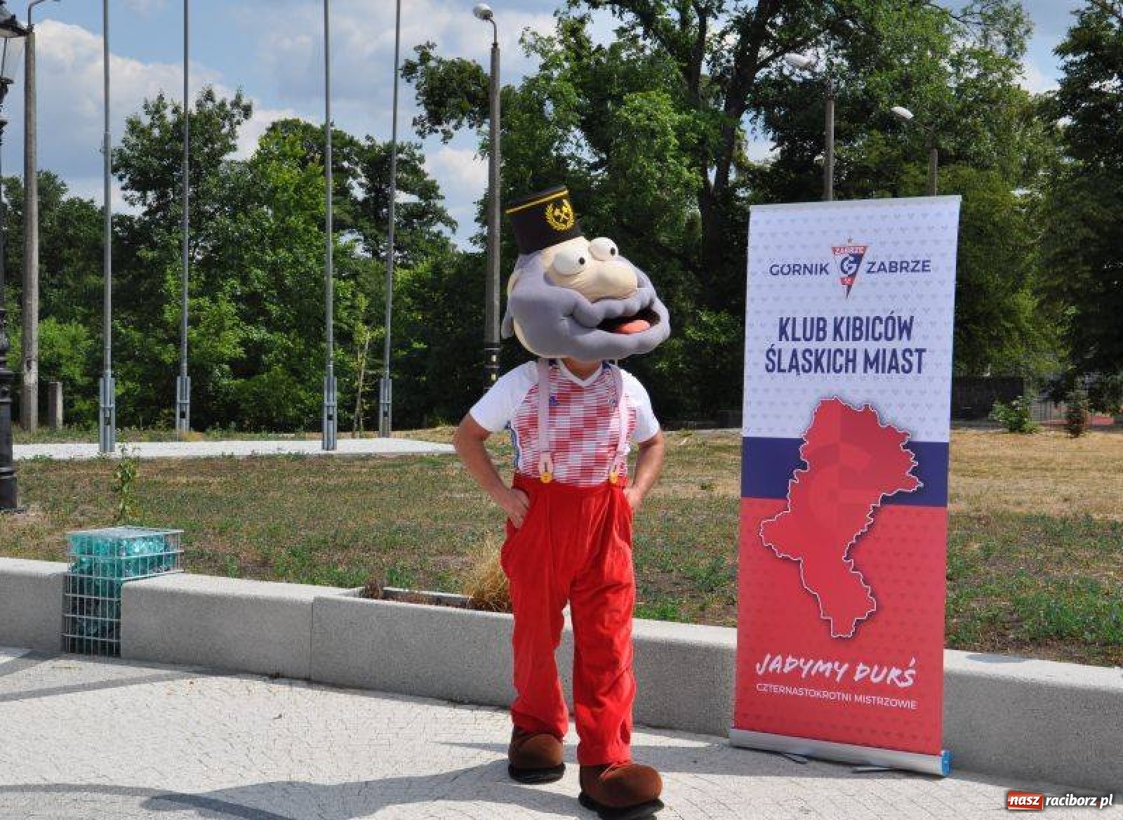 Zdjęcie w galerii na portalu naszraciborz.pl: Kuźnia z trójkolorowymi. Legenda Górnika Zabrze na Placu Zwycięstwa  wiadomości z regionu