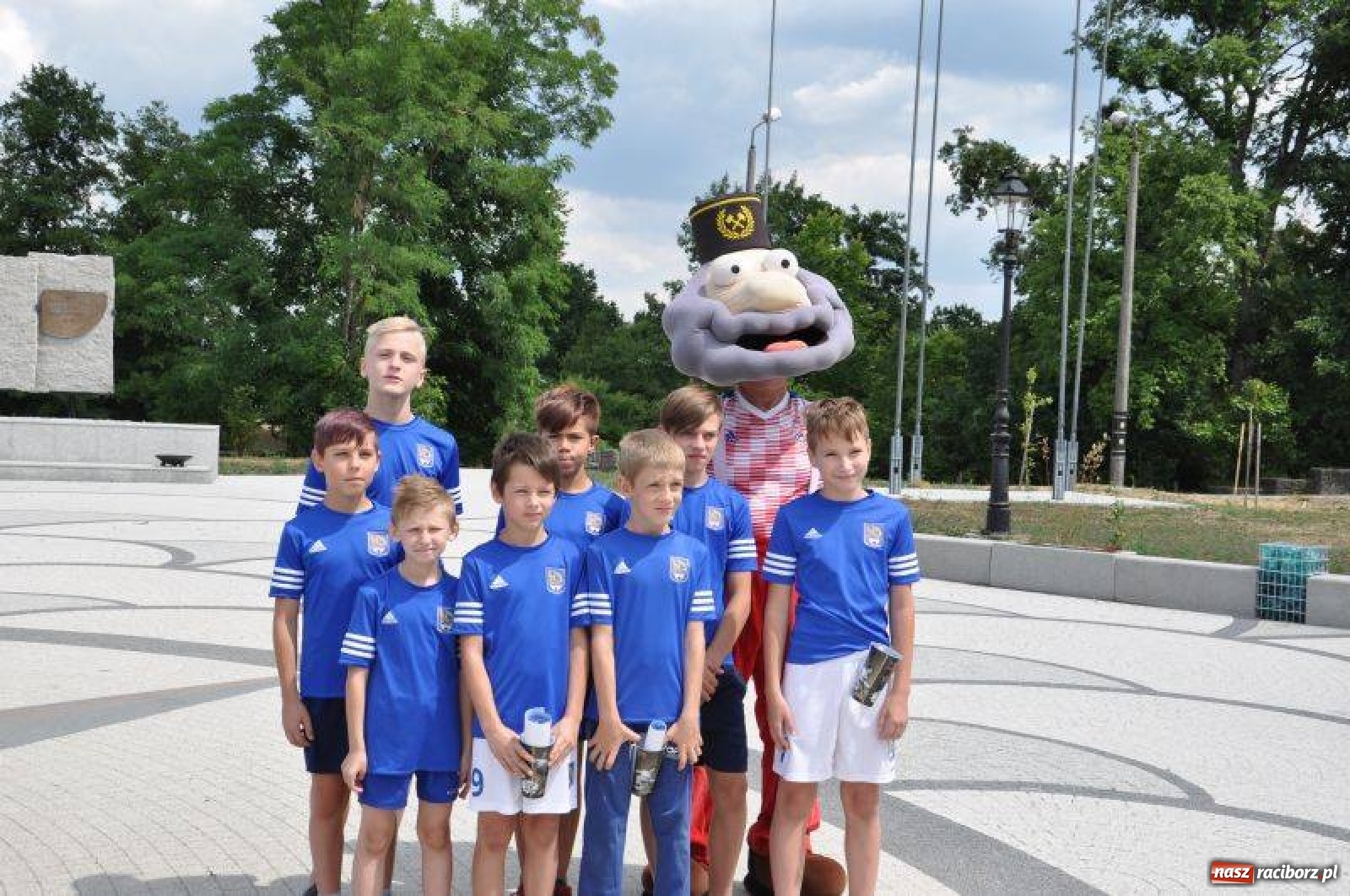 Zdjęcie w galerii na portalu naszraciborz.pl: Kuźnia z trójkolorowymi. Legenda Górnika Zabrze na Placu Zwycięstwa  wiadomości z regionu