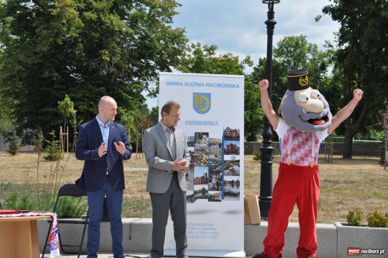 Zdjęcie w galerii na portalu naszraciborz.pl: Kuźnia z trójkolorowymi. Legenda Górnika Zabrze na Placu Zwycięstwa  wiadomości z regionu