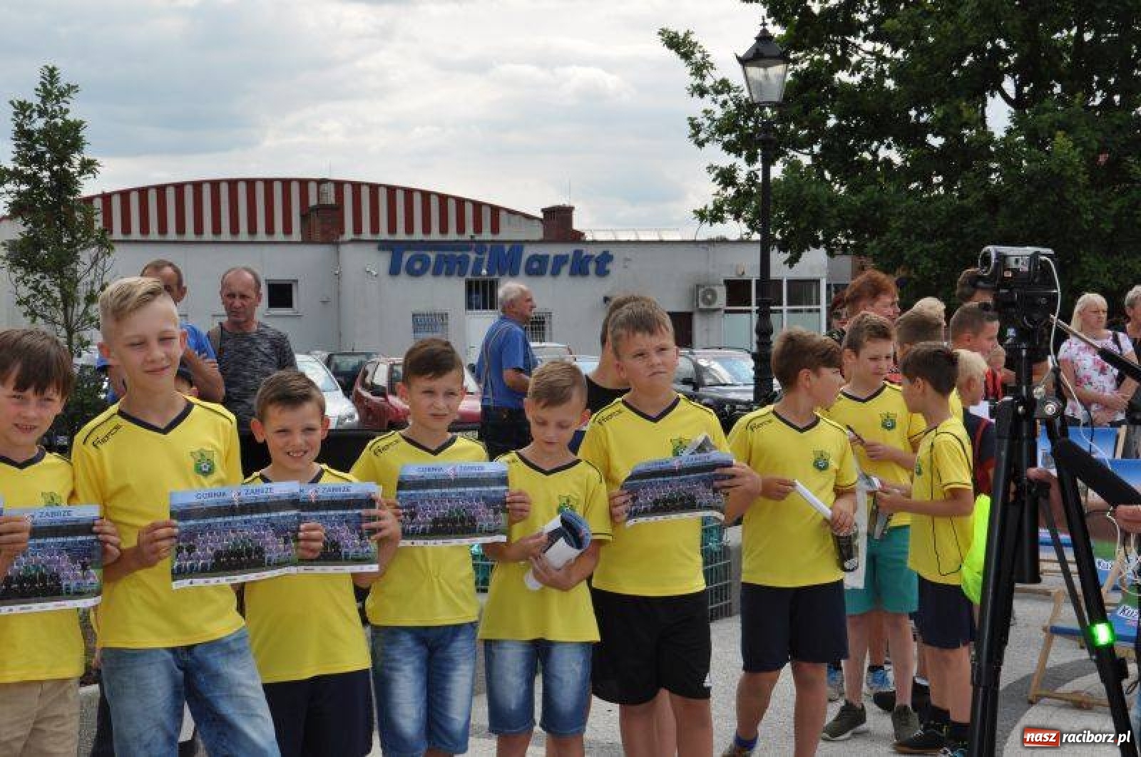 Zdjęcie w galerii na portalu naszraciborz.pl: Kuźnia z trójkolorowymi. Legenda Górnika Zabrze na Placu Zwycięstwa  wiadomości z regionu