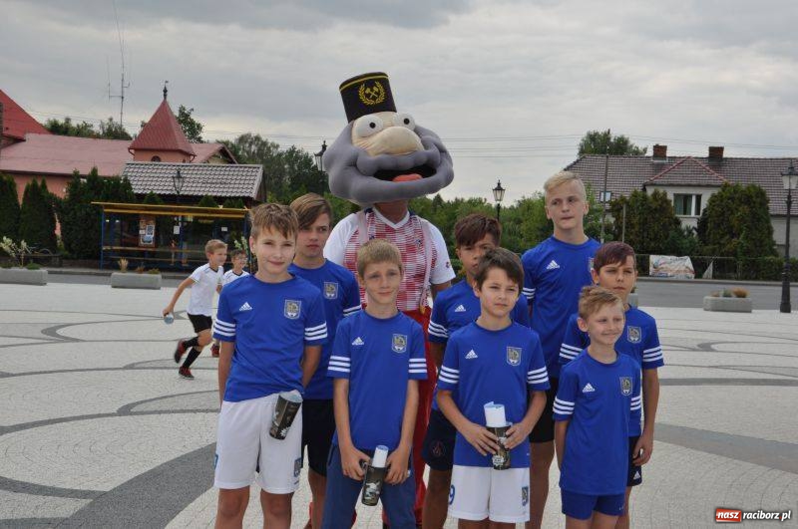 Zdjęcie w galerii na portalu naszraciborz.pl: Kuźnia z trójkolorowymi. Legenda Górnika Zabrze na Placu Zwycięstwa  wiadomości z regionu