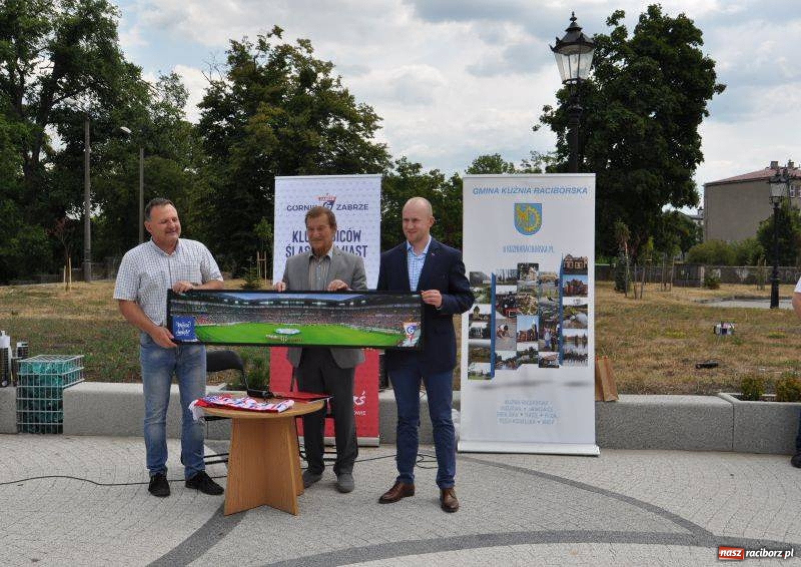 Zdjęcie w galerii na portalu naszraciborz.pl: Kuźnia z trójkolorowymi. Legenda Górnika Zabrze na Placu Zwycięstwa  wiadomości z regionu