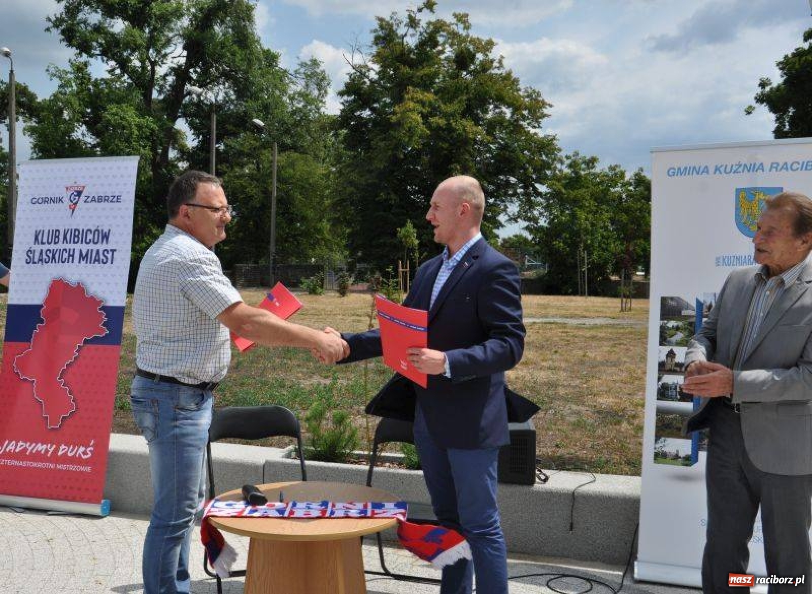 Zdjęcie w galerii na portalu naszraciborz.pl: Kuźnia z trójkolorowymi. Legenda Górnika Zabrze na Placu Zwycięstwa  wiadomości z regionu