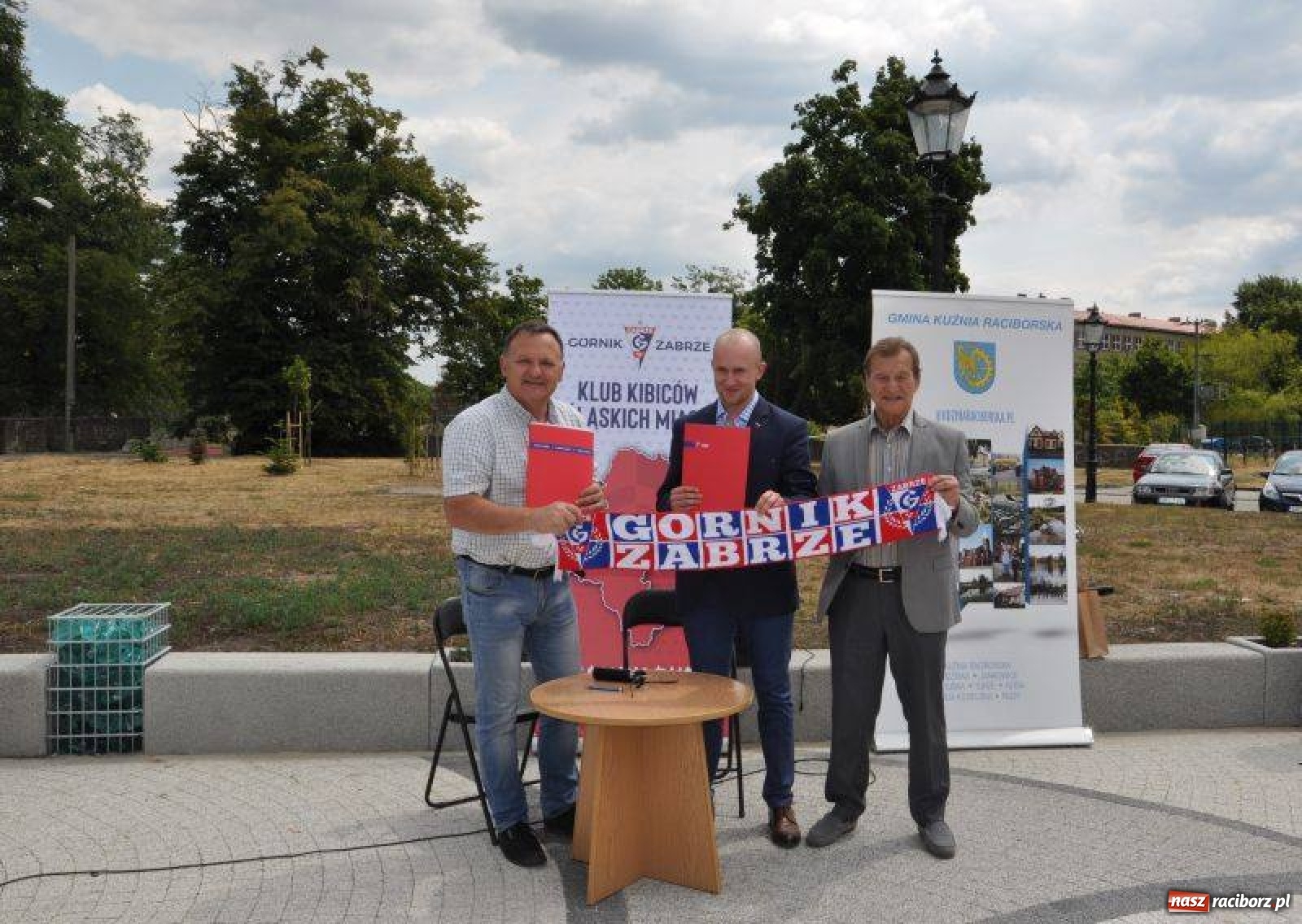 Zdjęcie w galerii na portalu naszraciborz.pl: Kuźnia z trójkolorowymi. Legenda Górnika Zabrze na Placu Zwycięstwa  wiadomości z regionu