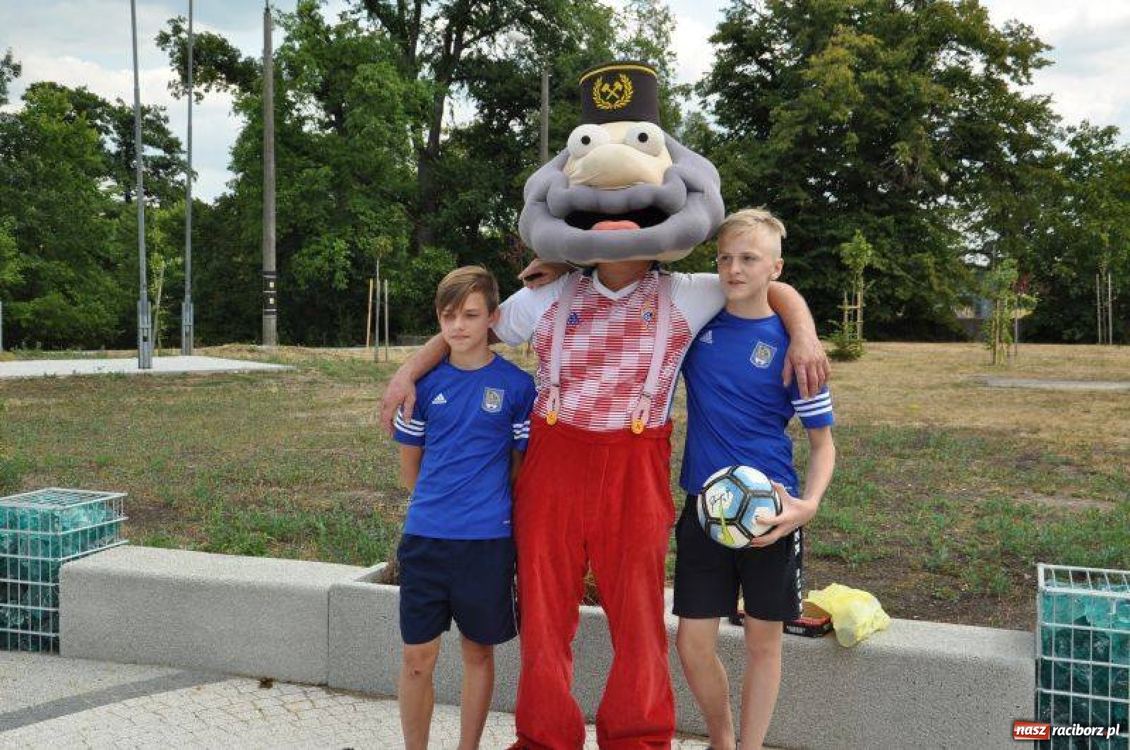 Zdjęcie w galerii na portalu naszraciborz.pl: Kuźnia z trójkolorowymi. Legenda Górnika Zabrze na Placu Zwycięstwa  wiadomości z regionu