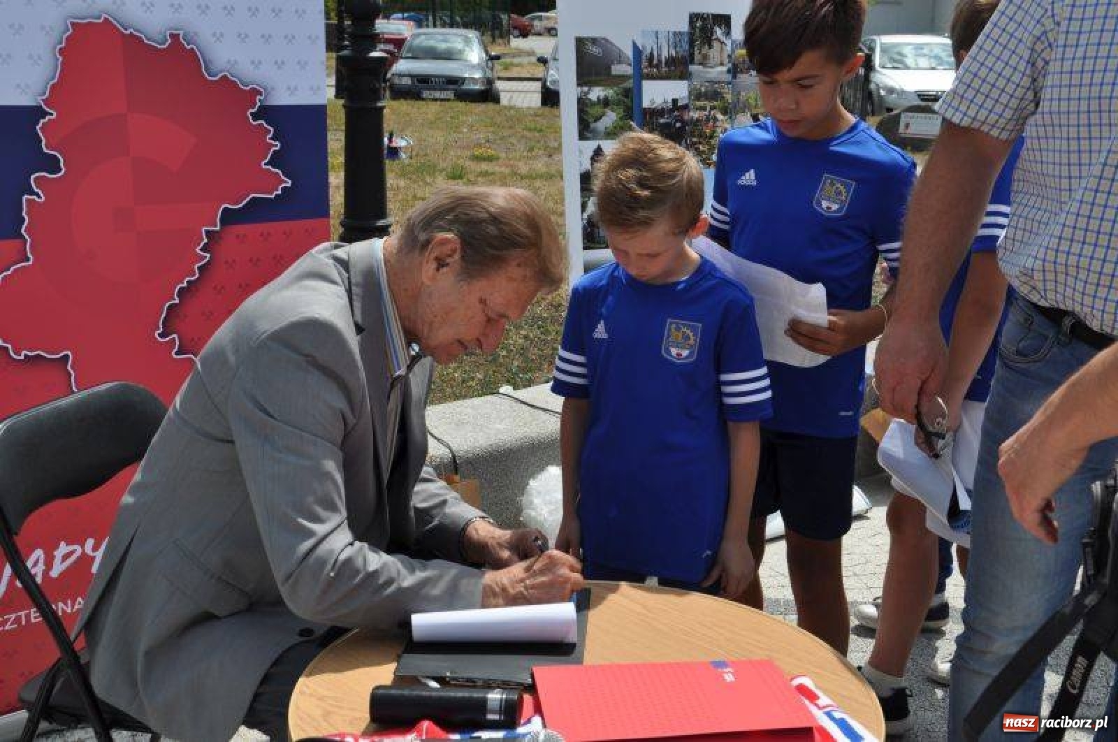 Zdjęcie w galerii na portalu naszraciborz.pl: Kuźnia z trójkolorowymi. Legenda Górnika Zabrze na Placu Zwycięstwa  wiadomości z regionu