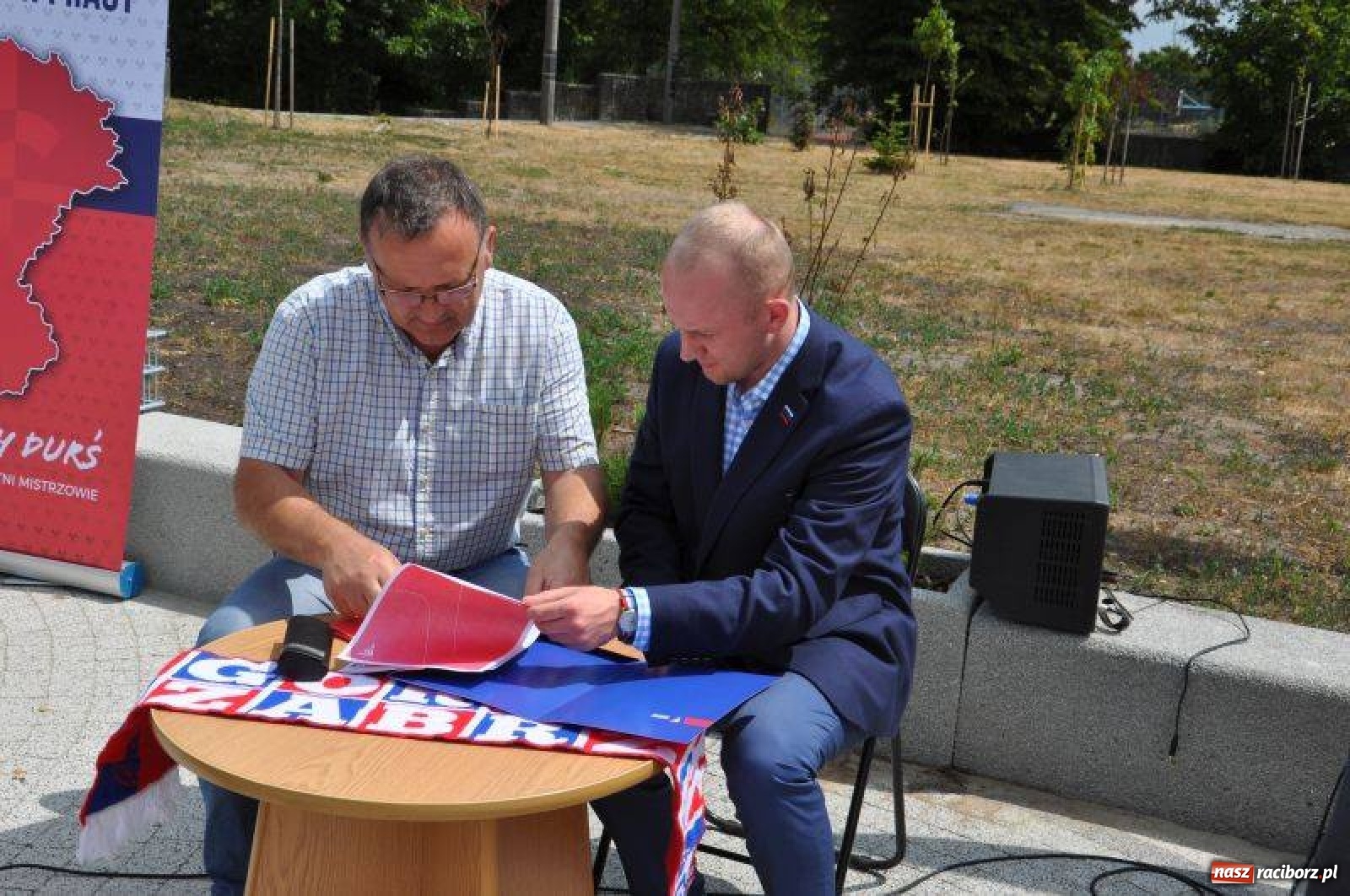 Zdjęcie w galerii na portalu naszraciborz.pl: Kuźnia z trójkolorowymi. Legenda Górnika Zabrze na Placu Zwycięstwa  wiadomości z regionu