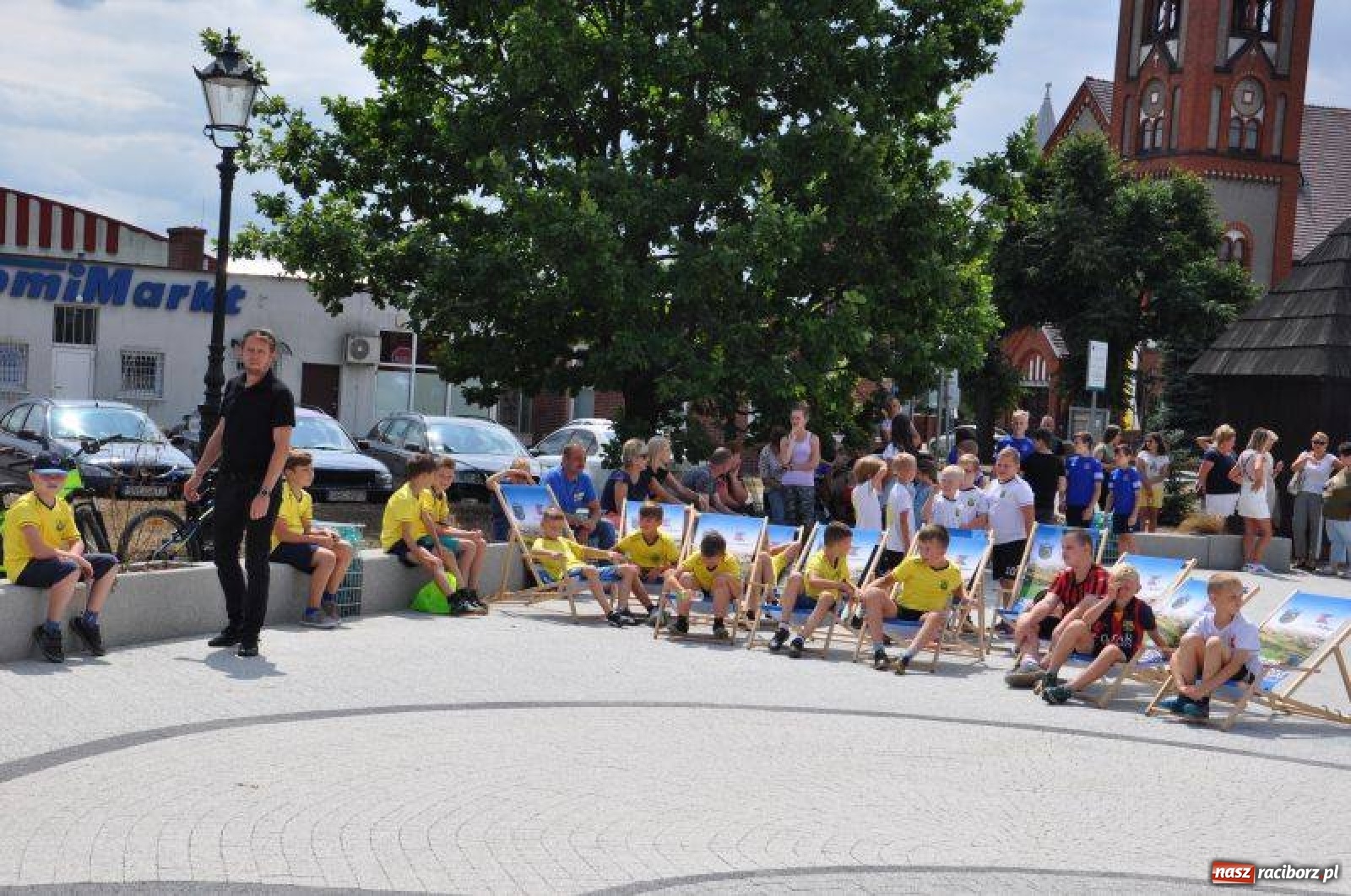 Zdjęcie w galerii na portalu naszraciborz.pl: Kuźnia z trójkolorowymi. Legenda Górnika Zabrze na Placu Zwycięstwa  wiadomości z regionu