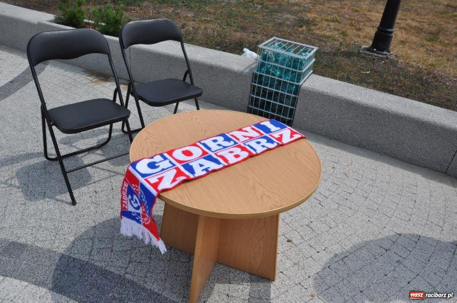 Zdjęcie w galerii na portalu naszraciborz.pl: Kuźnia z trójkolorowymi. Legenda Górnika Zabrze na Placu Zwycięstwa  wiadomości z regionu