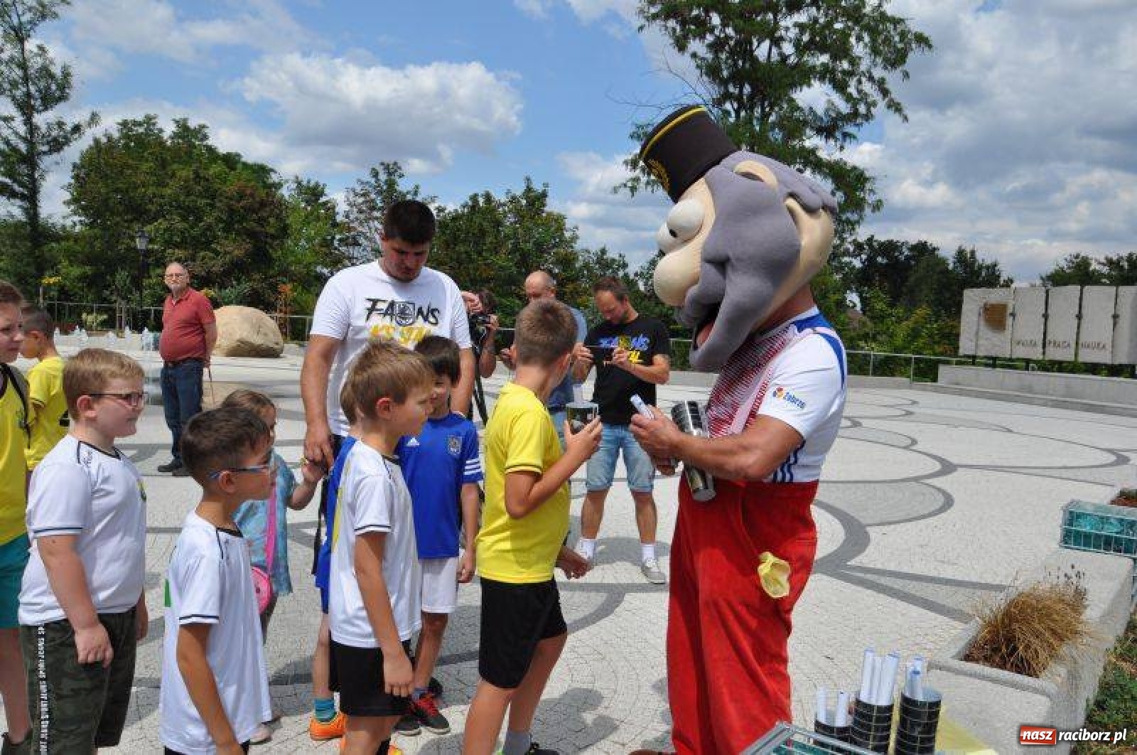 Zdjęcie w galerii na portalu naszraciborz.pl: Kuźnia z trójkolorowymi. Legenda Górnika Zabrze na Placu Zwycięstwa  wiadomości z regionu