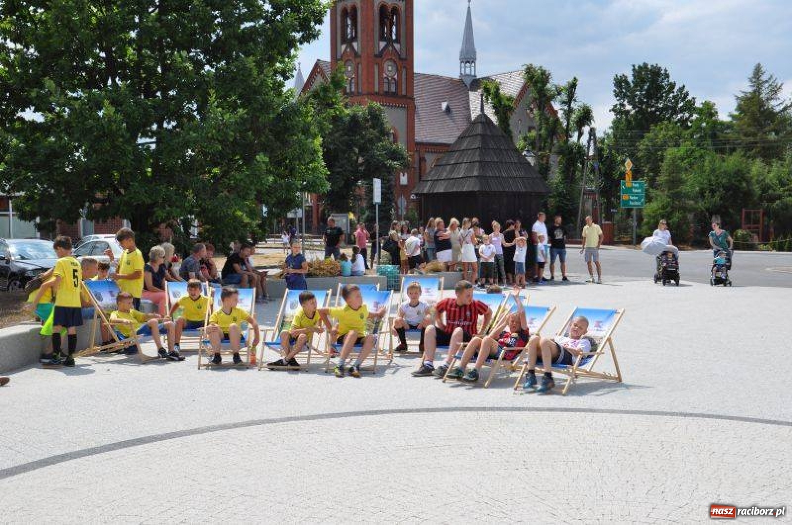 Zdjęcie w galerii na portalu naszraciborz.pl: Kuźnia z trójkolorowymi. Legenda Górnika Zabrze na Placu Zwycięstwa  wiadomości z regionu