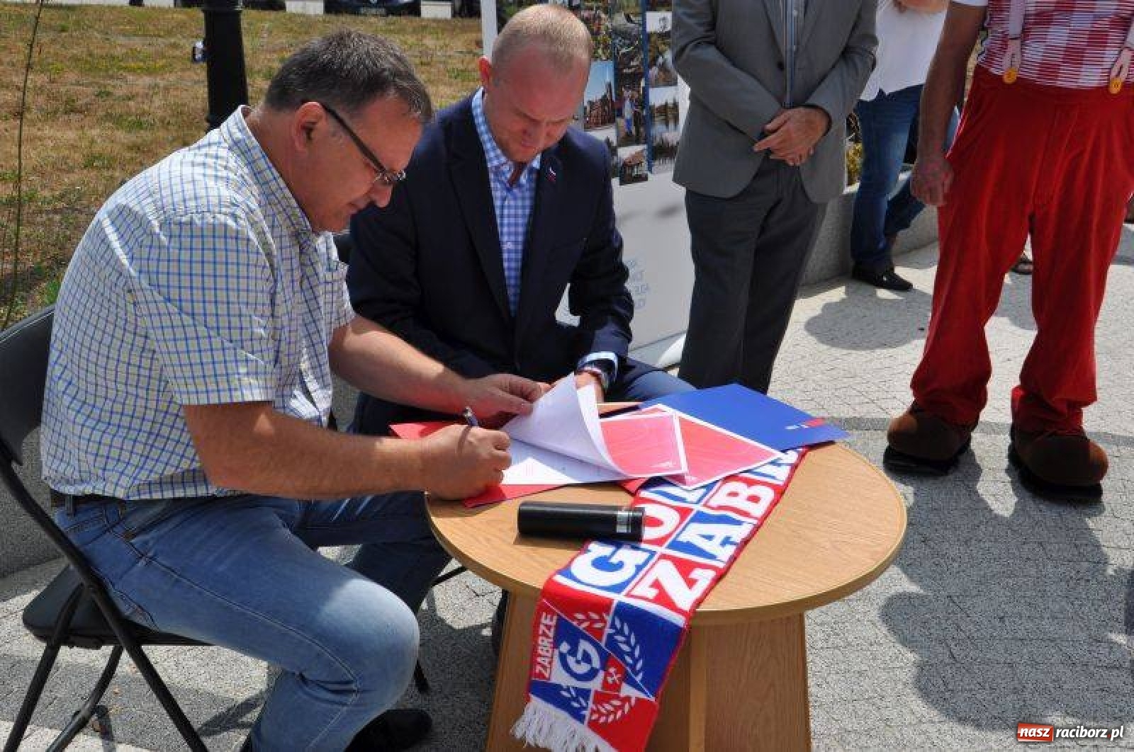 Zdjęcie w galerii na portalu naszraciborz.pl: Kuźnia z trójkolorowymi. Legenda Górnika Zabrze na Placu Zwycięstwa  wiadomości z regionu