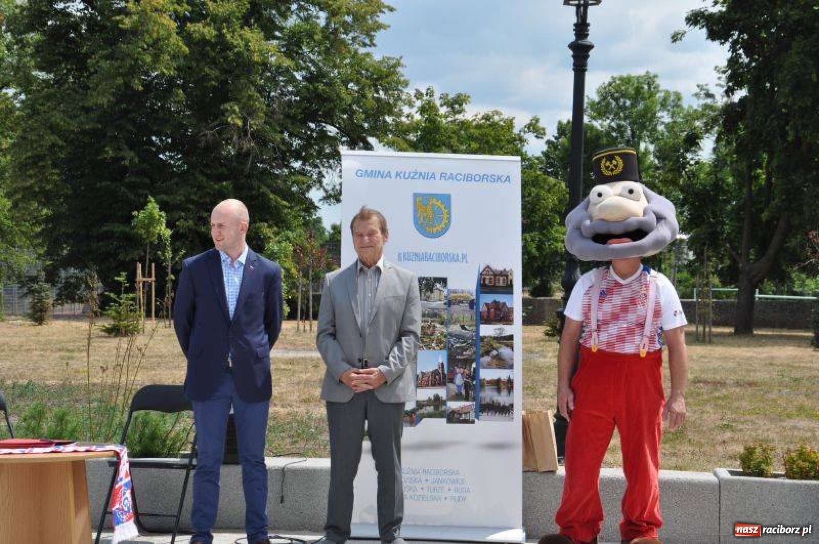 Zdjęcie w galerii na portalu naszraciborz.pl: Kuźnia z trójkolorowymi. Legenda Górnika Zabrze na Placu Zwycięstwa  wiadomości z regionu