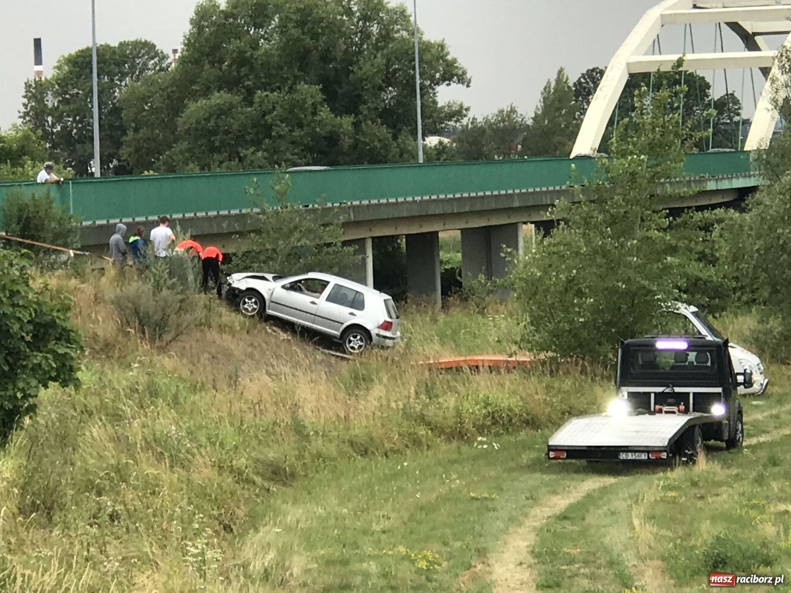 Zdjęcie w galerii na portalu naszraciborz.pl: DW 935. Golf wypadł z jezdni na Rybnickiej [FOTO] wiadomości z regionu