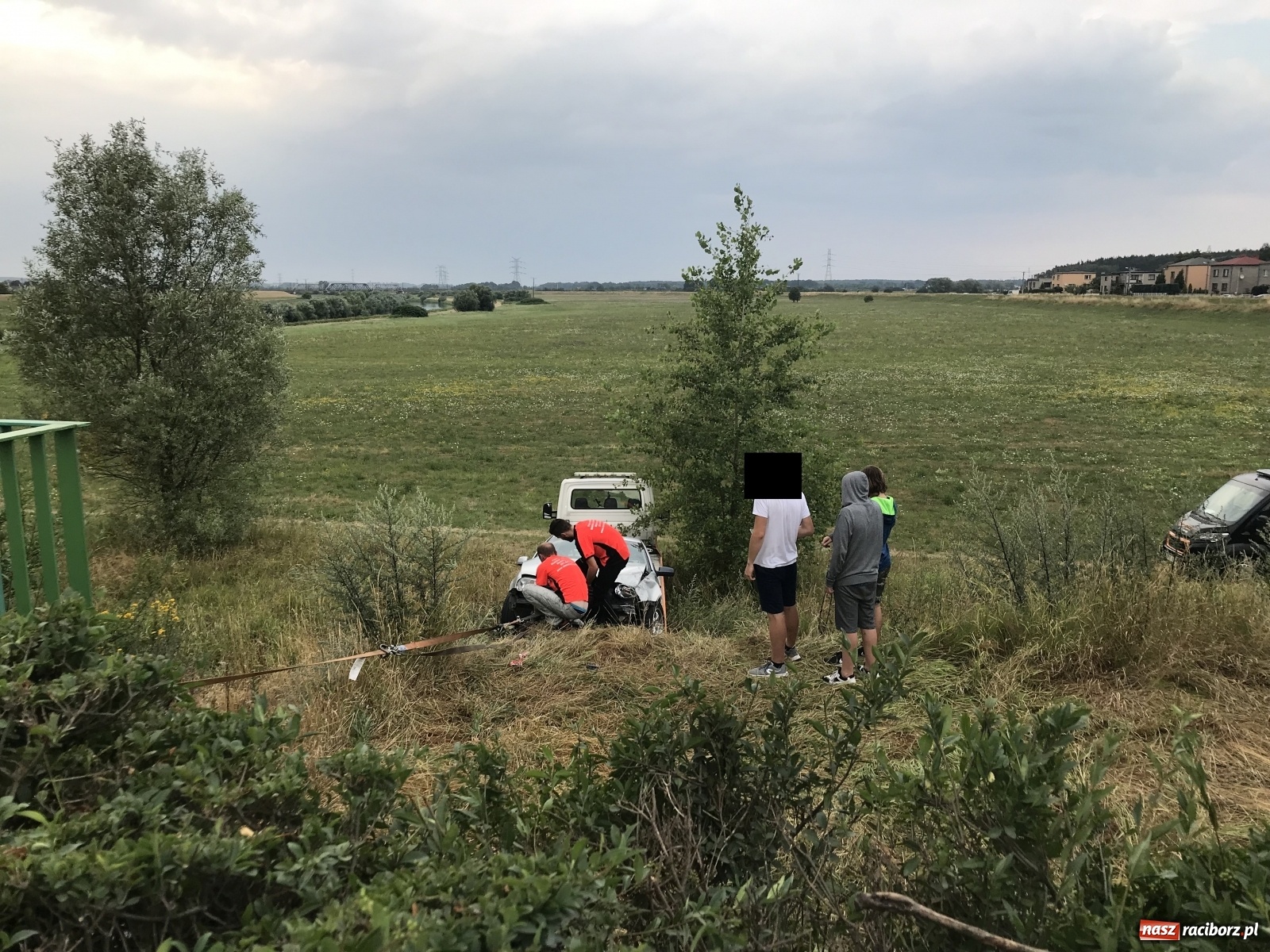 Zdjęcie w galerii na portalu naszraciborz.pl: DW 935. Golf wypadł z jezdni na Rybnickiej [FOTO] wiadomości z regionu