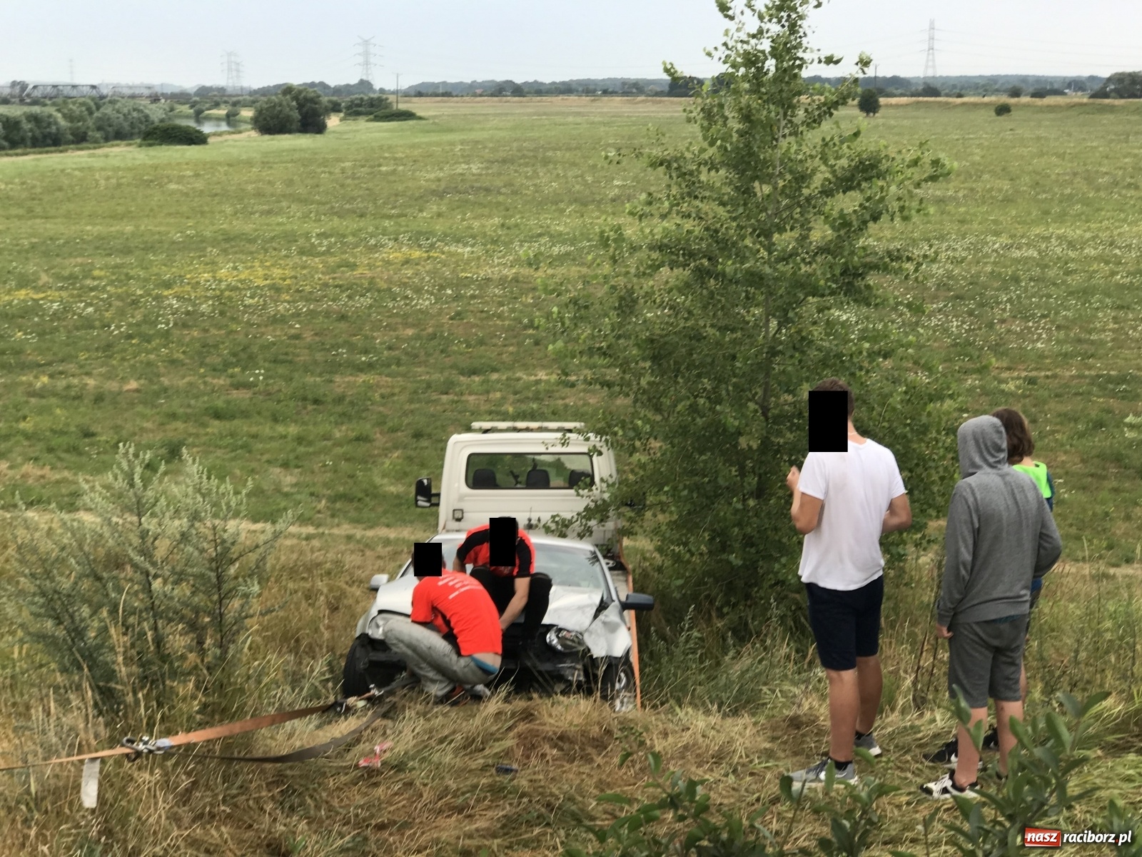 Zdjęcie w galerii na portalu naszraciborz.pl: DW 935. Golf wypadł z jezdni na Rybnickiej [FOTO] wiadomości z regionu