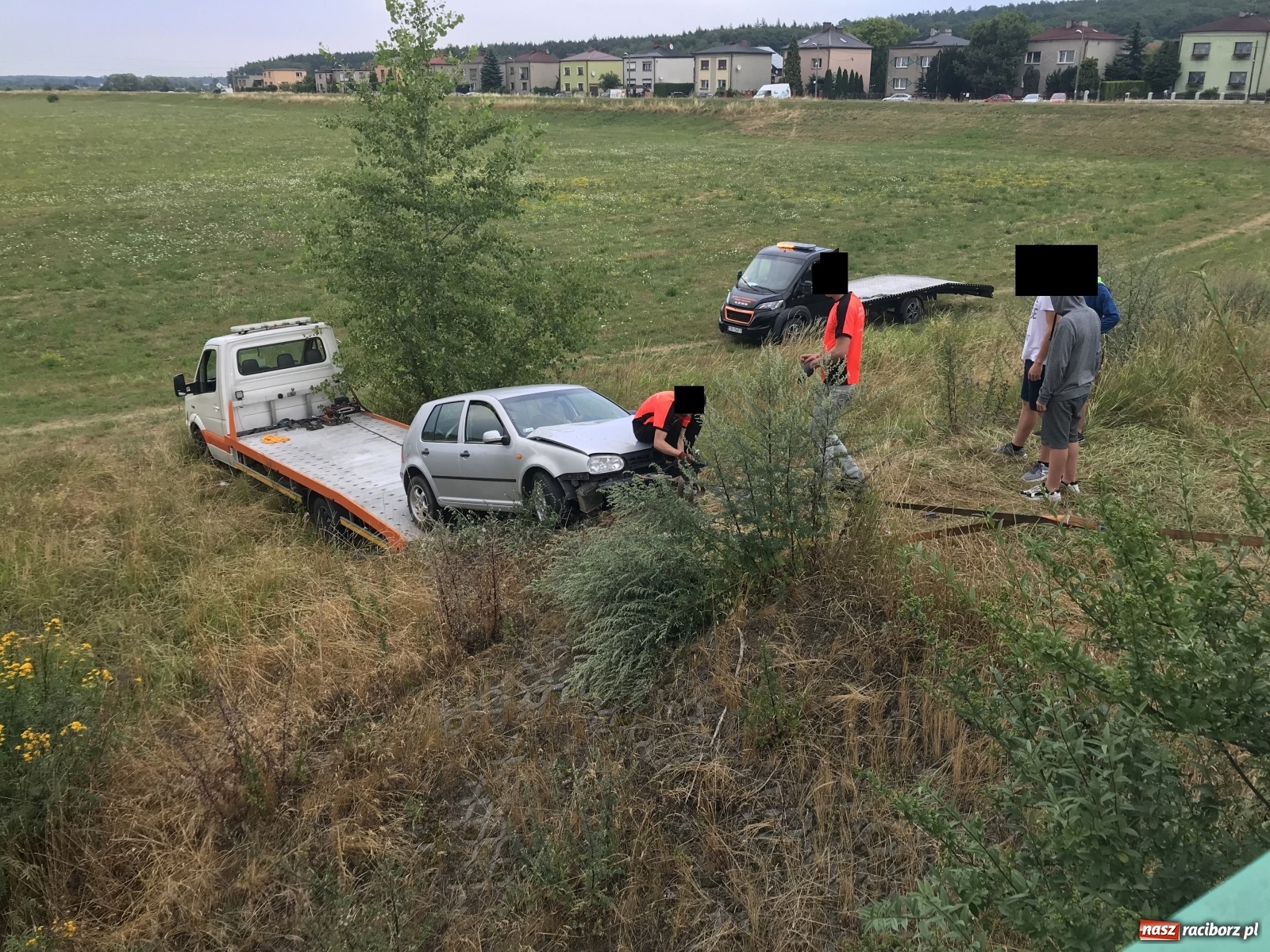 Zdjęcie w galerii na portalu naszraciborz.pl: DW 935. Golf wypadł z jezdni na Rybnickiej [FOTO] wiadomości z regionu