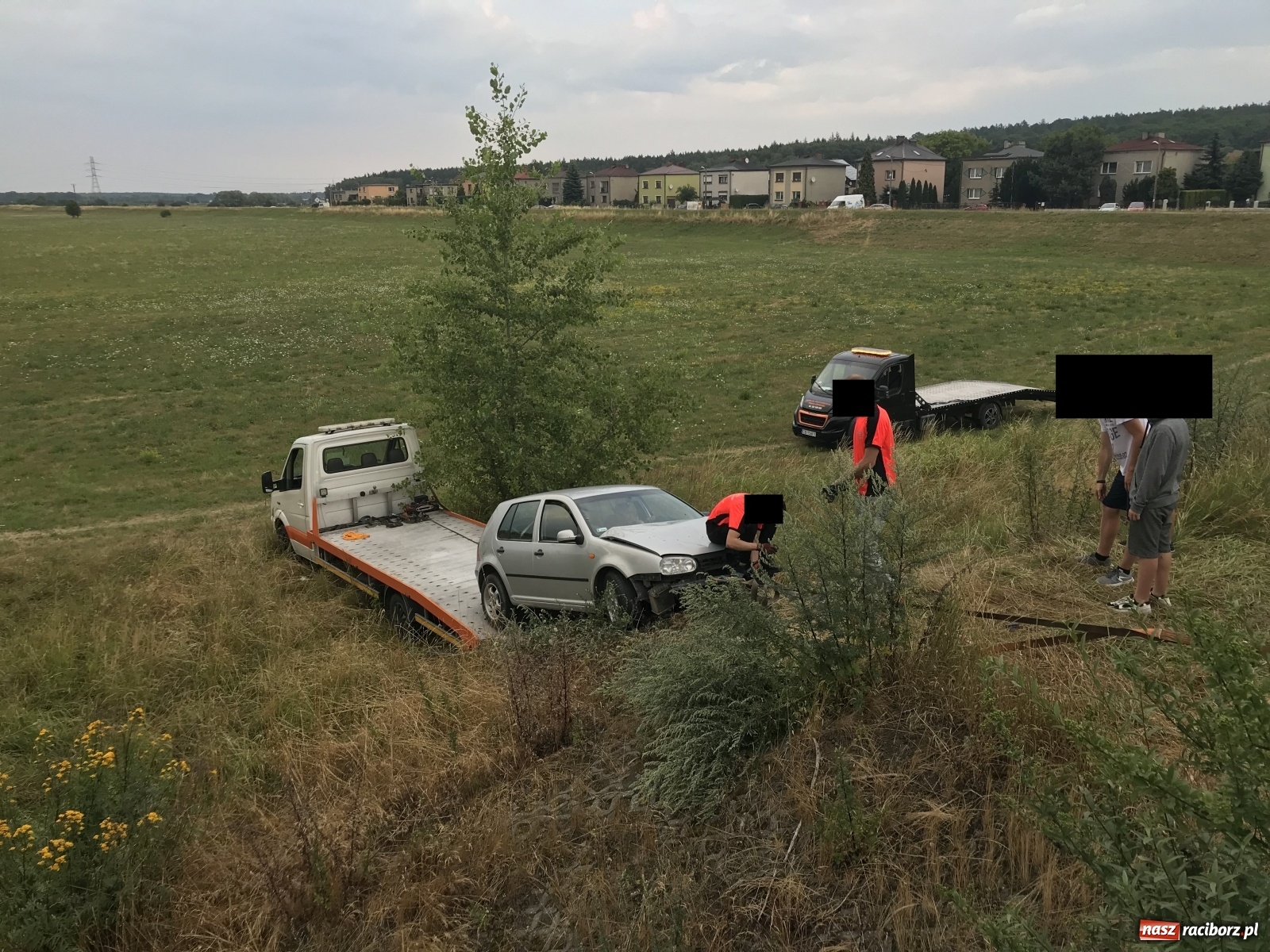 Zdjęcie w galerii na portalu naszraciborz.pl: DW 935. Golf wypadł z jezdni na Rybnickiej [FOTO] wiadomości z regionu