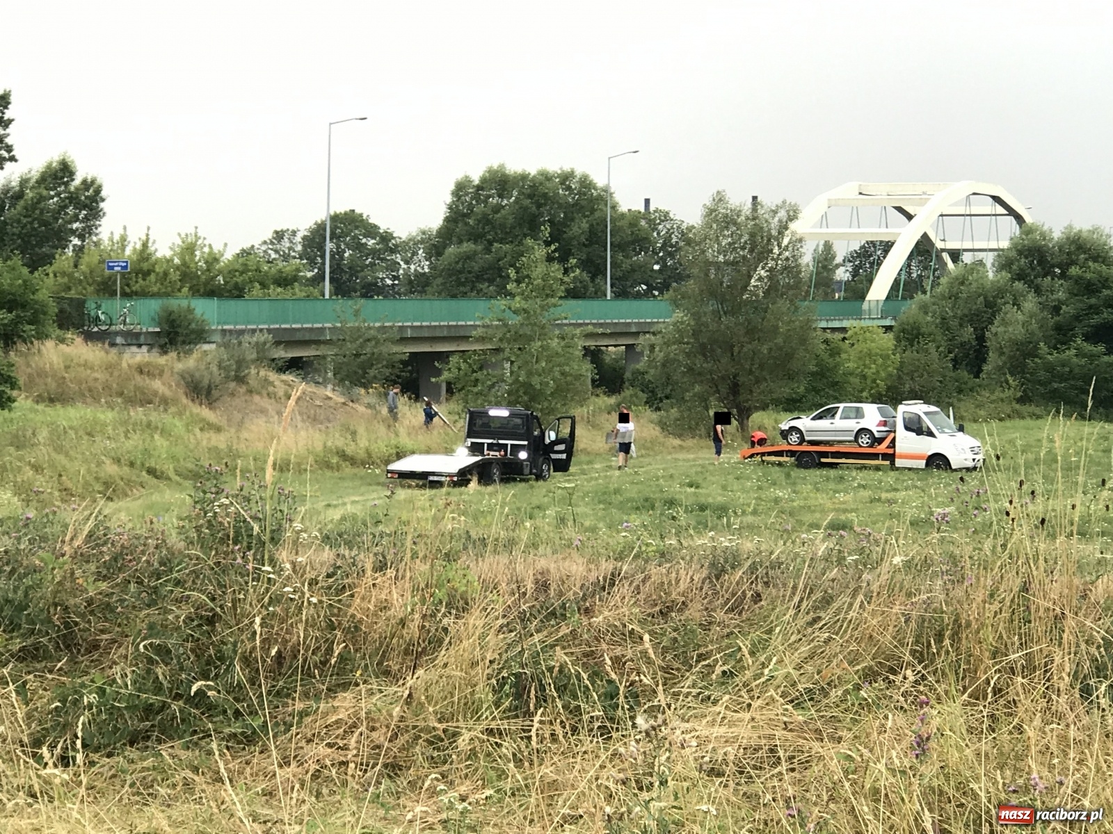 Zdjęcie w galerii na portalu naszraciborz.pl: DW 935. Golf wypadł z jezdni na Rybnickiej [FOTO] wiadomości z regionu