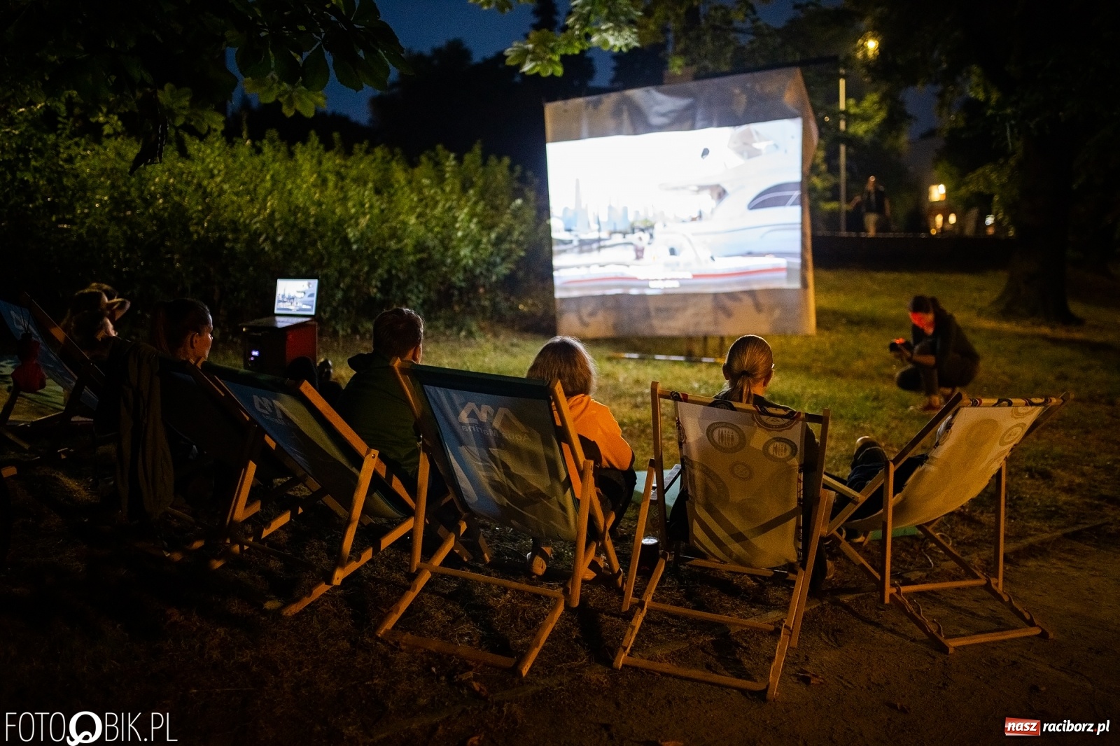 Zdjęcie w galerii na portalu naszraciborz.pl: Kino z Wiosłem w Parku im. Miasta Roth  wiadomości z regionu