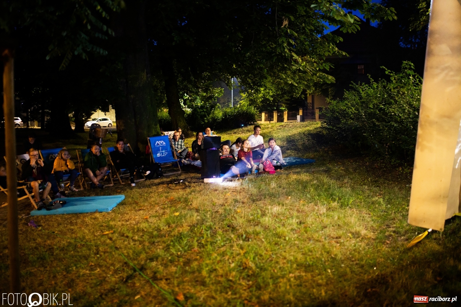 Zdjęcie w galerii na portalu naszraciborz.pl: Kino z Wiosłem w Parku im. Miasta Roth  wiadomości z regionu